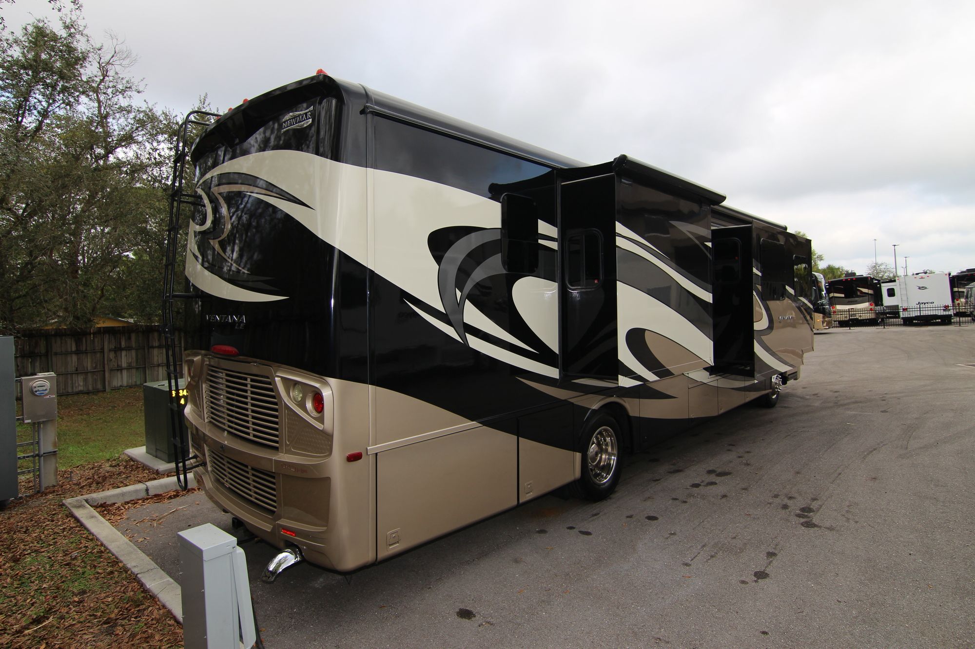 Used 2015 Newmar Ventana Le 3812 Class A  For Sale