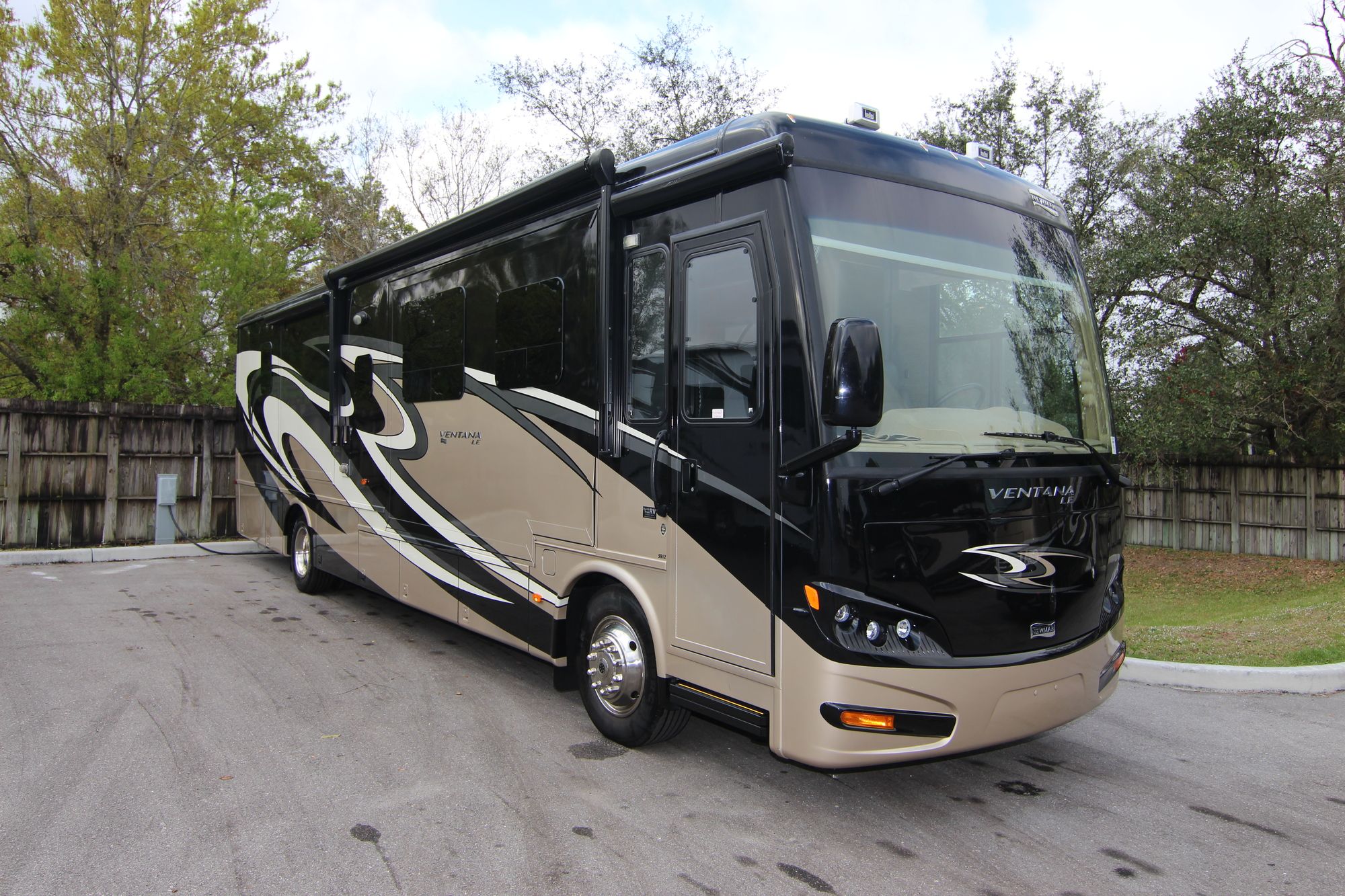 Used 2015 Newmar Ventana Le 3812 Class A  For Sale