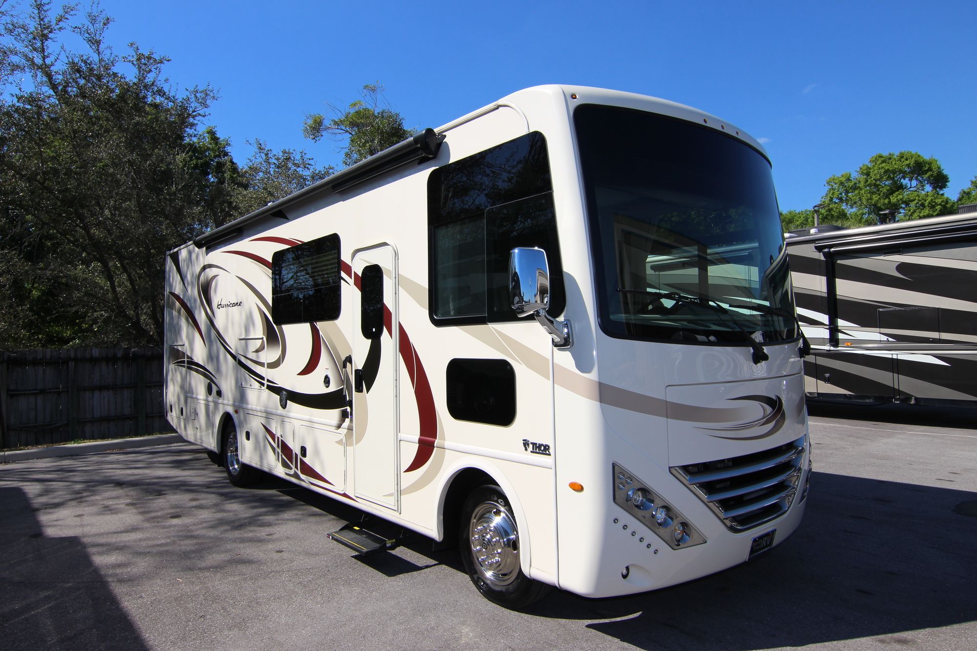 Used 2018 Thor Hurricane 29M Class A  For Sale