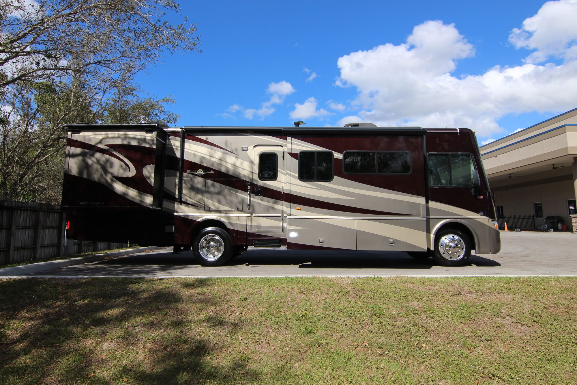 Used 2014 Itasca Sunova 33C Class A  For Sale