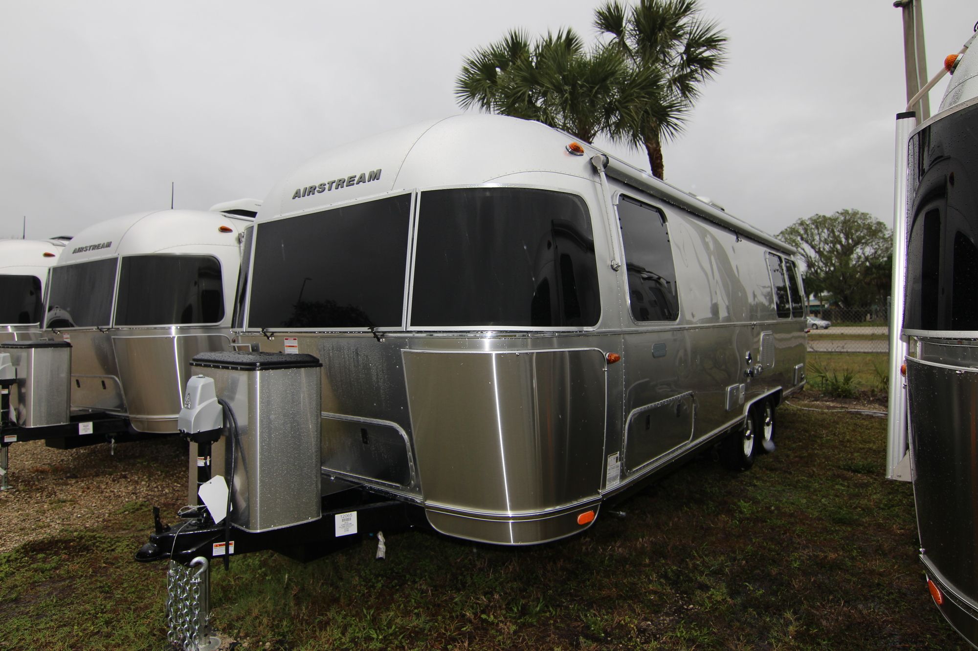 New 2019 Airstream Globetrotter 27FB Travel Trailer  For Sale