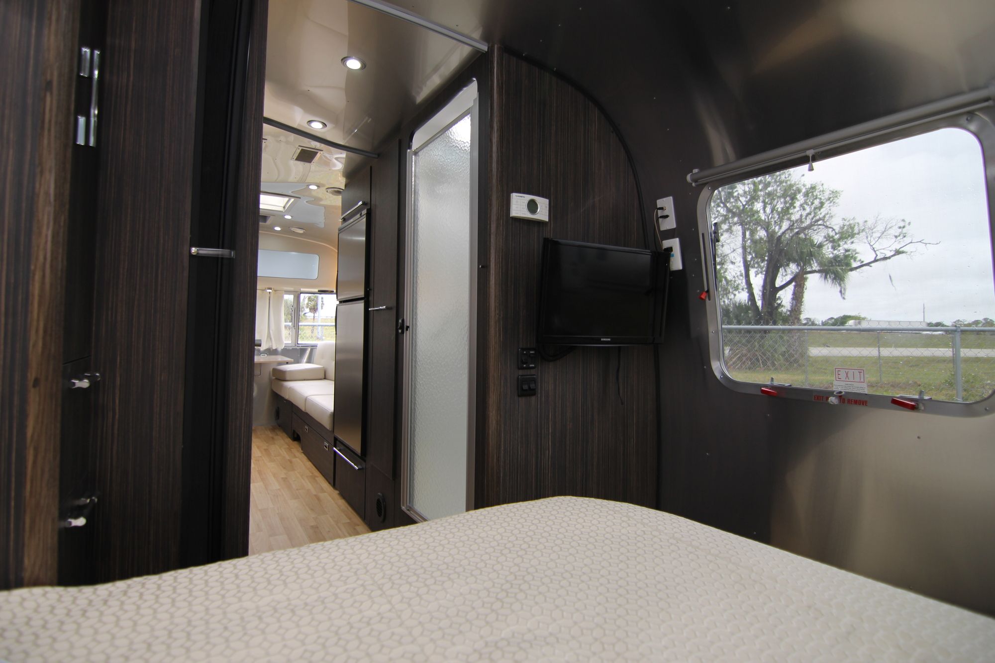 New 2019 Airstream Intl Signature 25FB Travel Trailer  For Sale