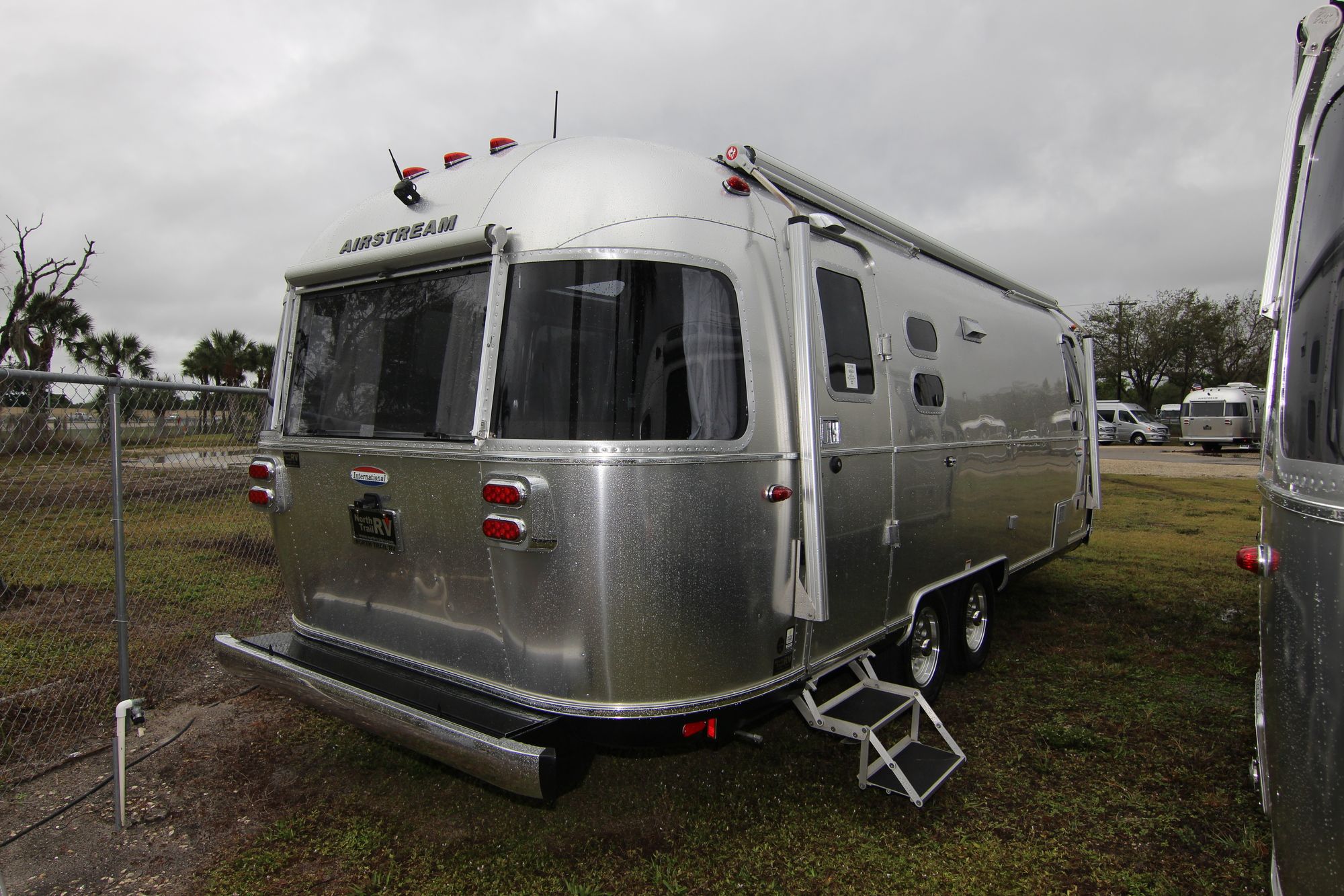 New 2019 Airstream Intl Signature 25FB Travel Trailer  For Sale