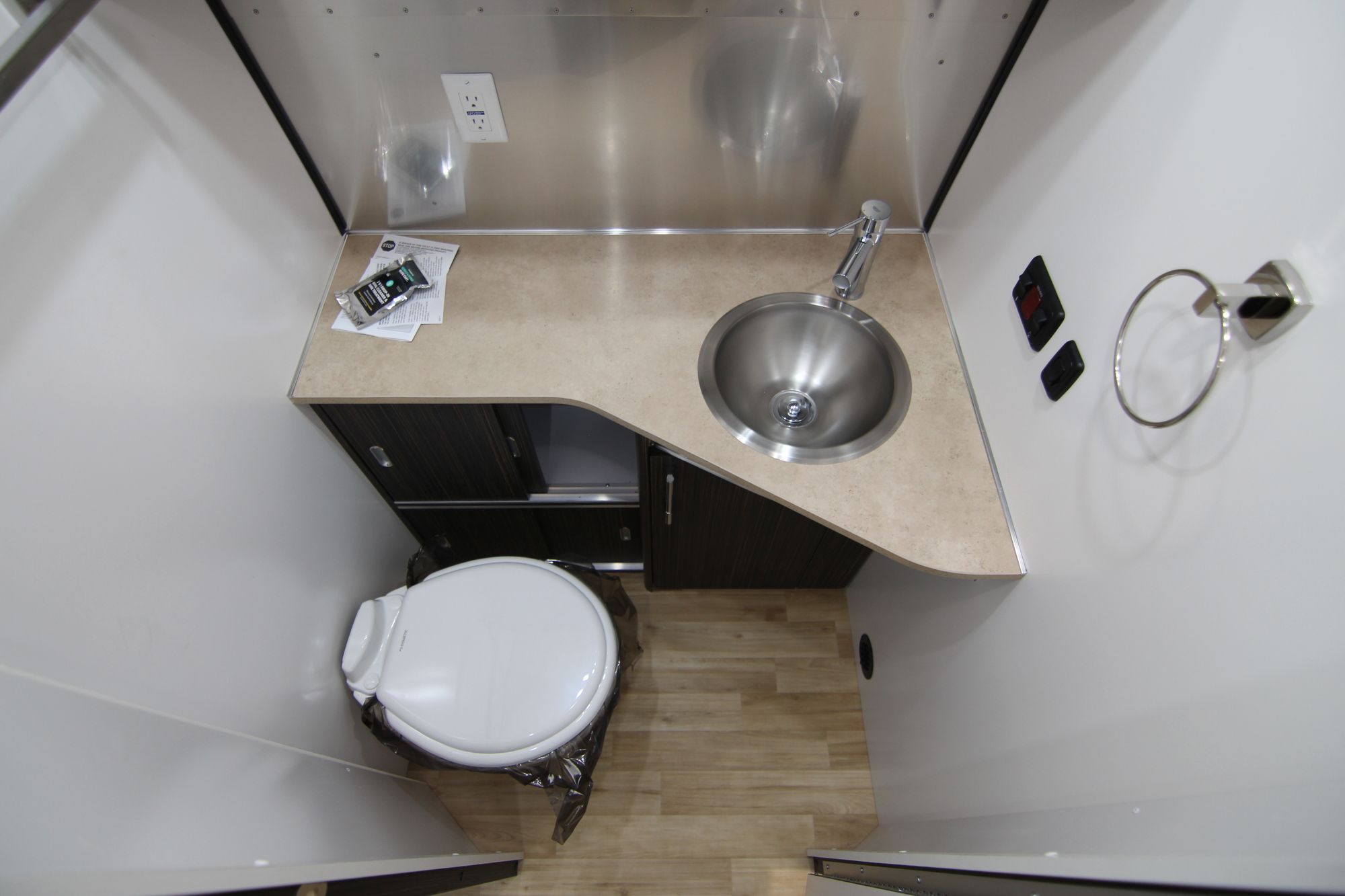 New 2019 Airstream Intl Signature 25FB Travel Trailer  For Sale