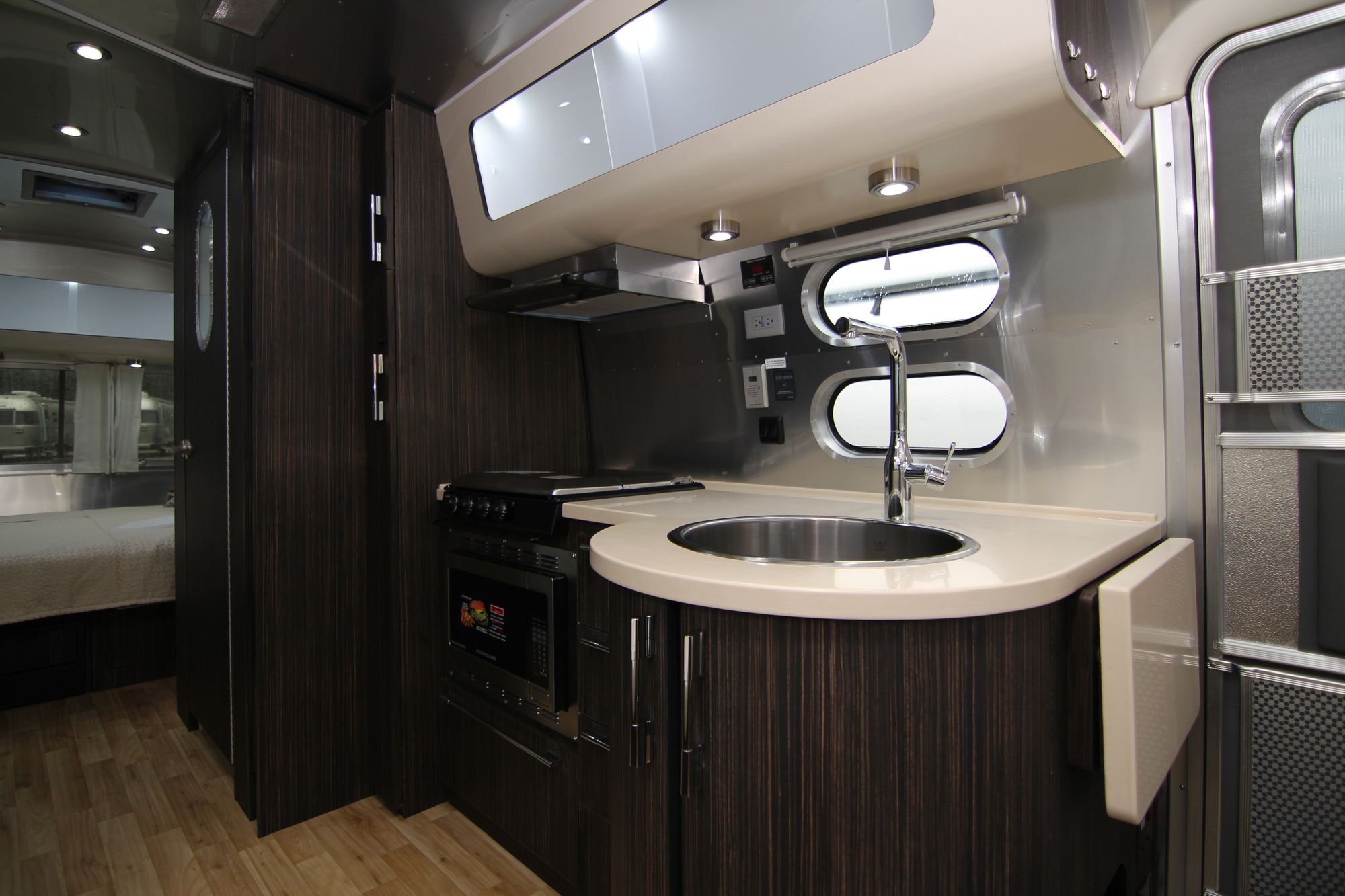 New 2019 Airstream Intl Signature 25FB Travel Trailer  For Sale