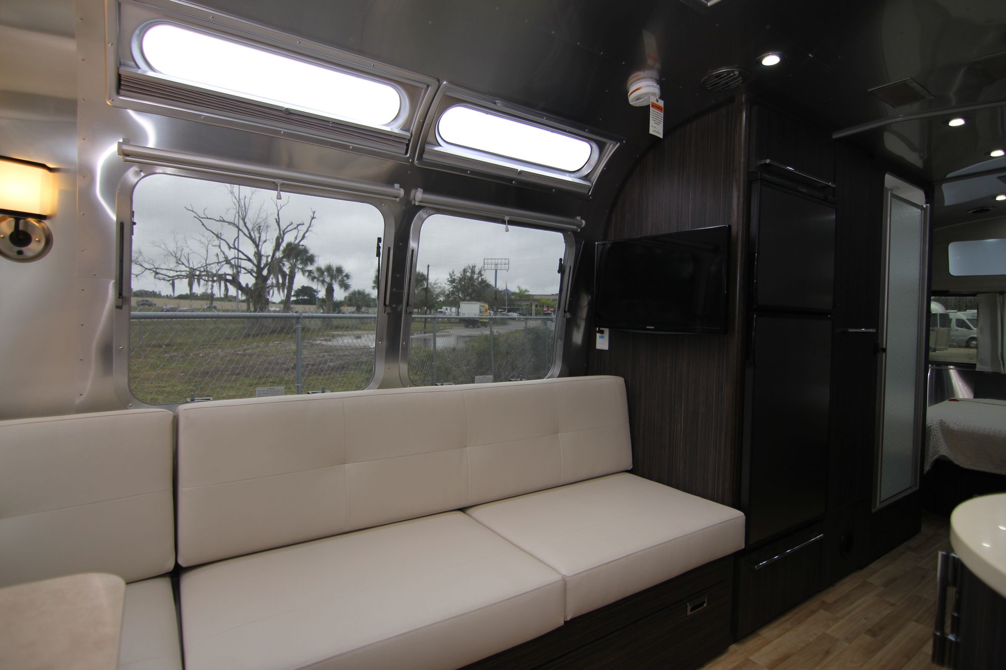 New 2019 Airstream Intl Signature 25FB Travel Trailer  For Sale