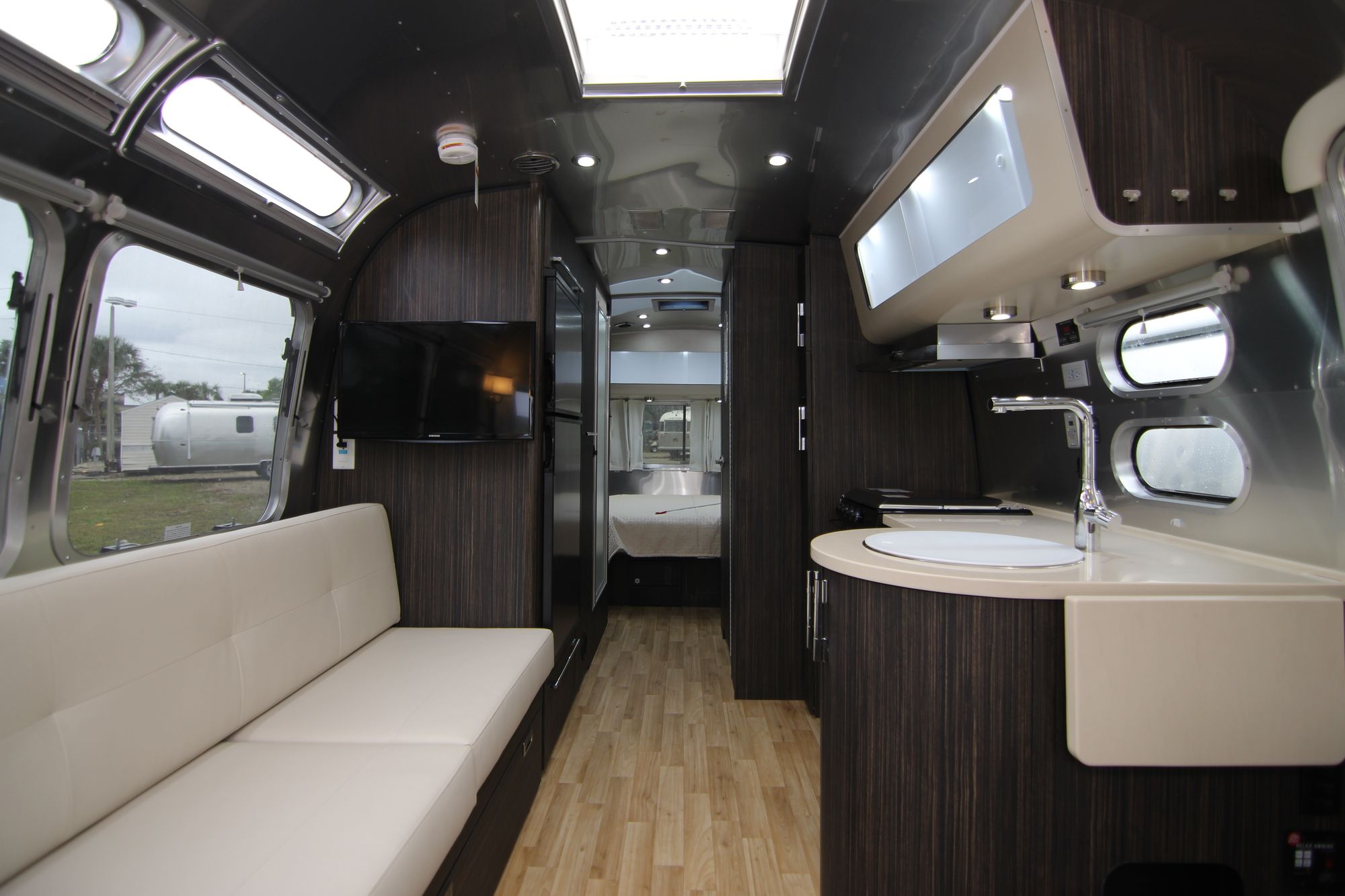 New 2019 Airstream Intl Signature 25FB Travel Trailer  For Sale