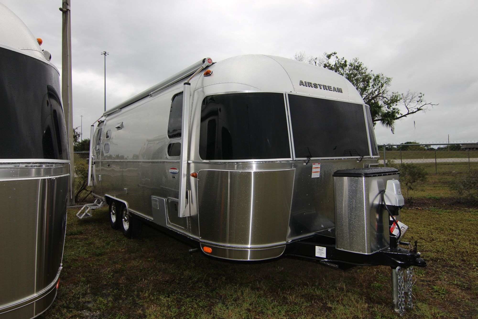 New 2019 Airstream Intl Signature 25FB Travel Trailer  For Sale