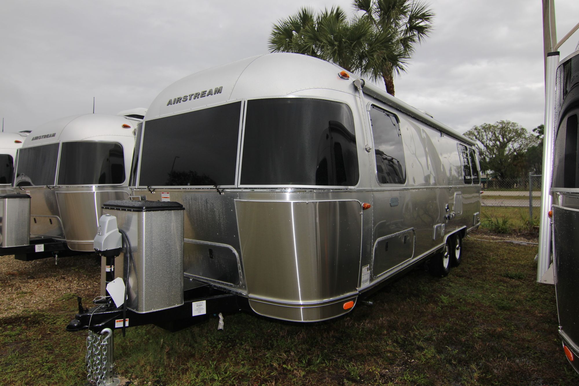 New 2019 Airstream Globetrotter 27FB Travel Trailer  For Sale