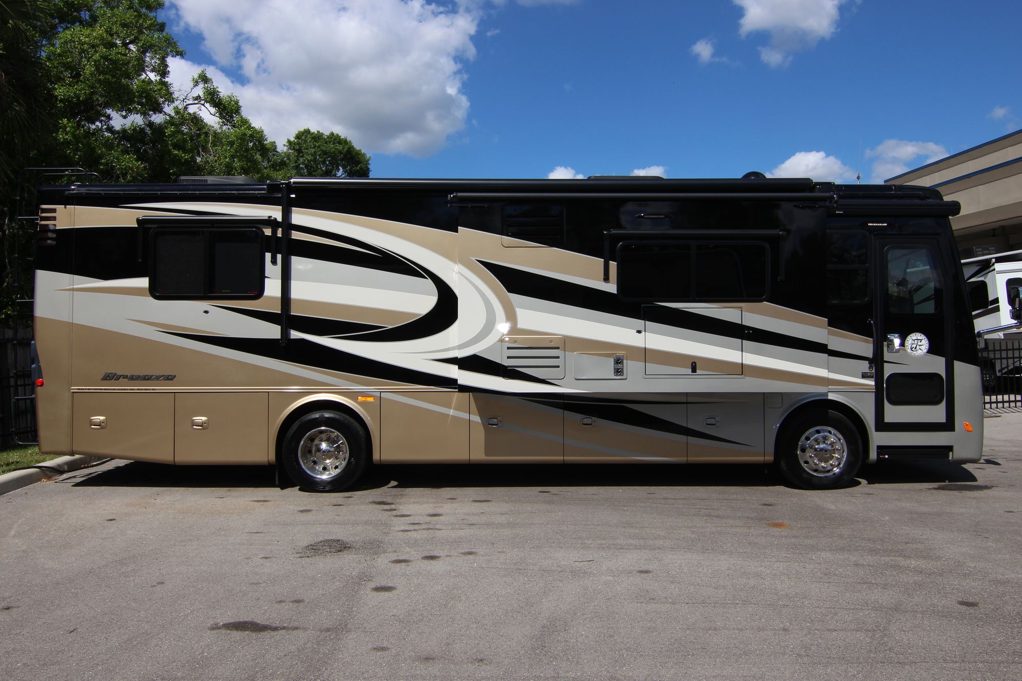 Used 2017 Tiffin Motor Homes Breeze 32BR Class A  For Sale