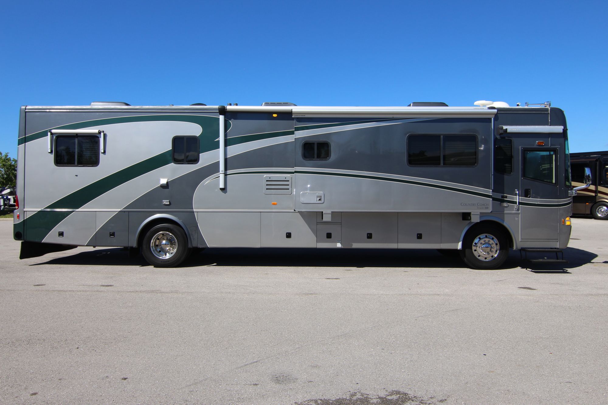 Used 2005 Country Coach Inspire330 DAVINCI Class A  For Sale