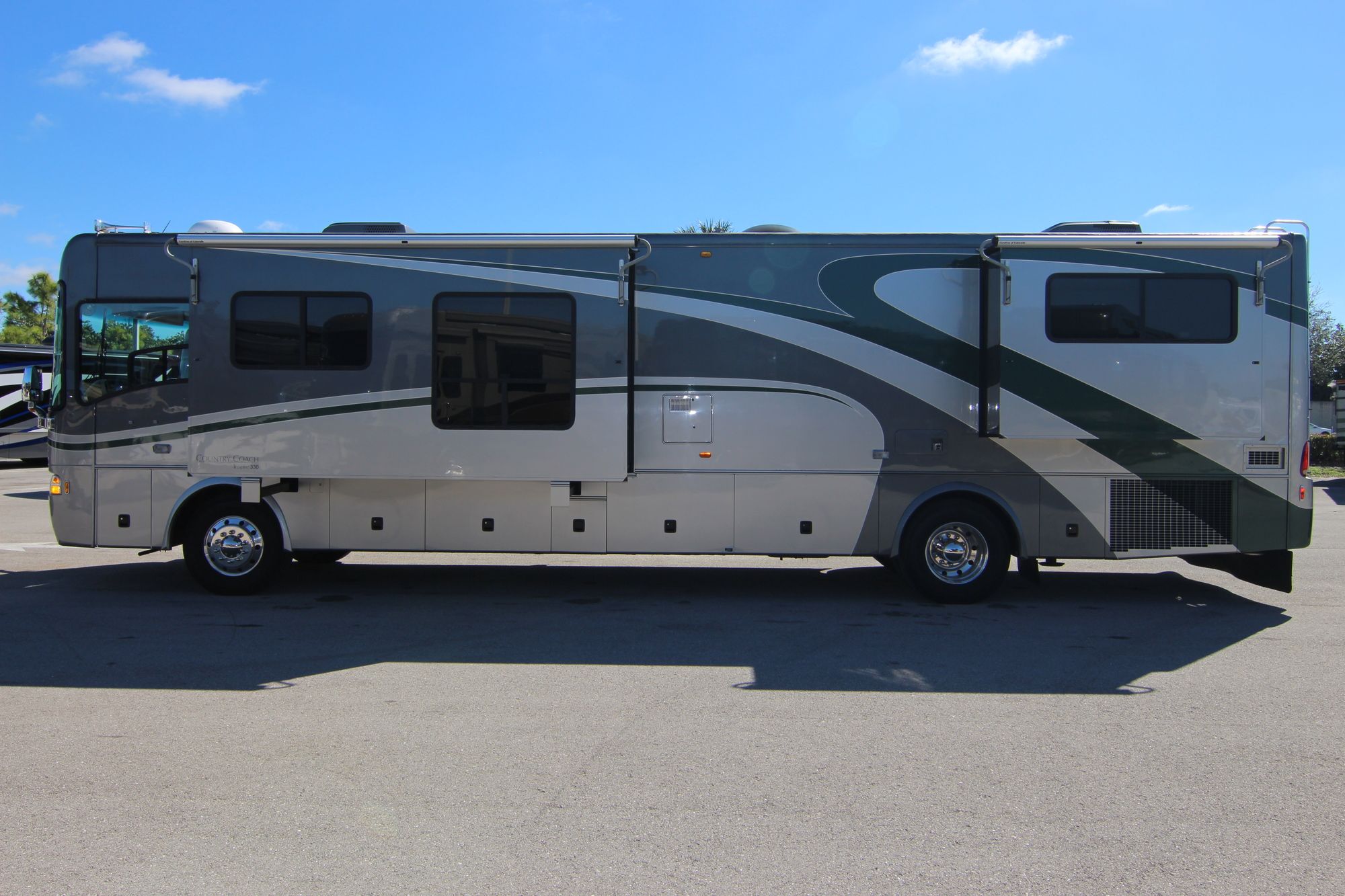 Used 2005 Country Coach Inspire330 DAVINCI Class A  For Sale