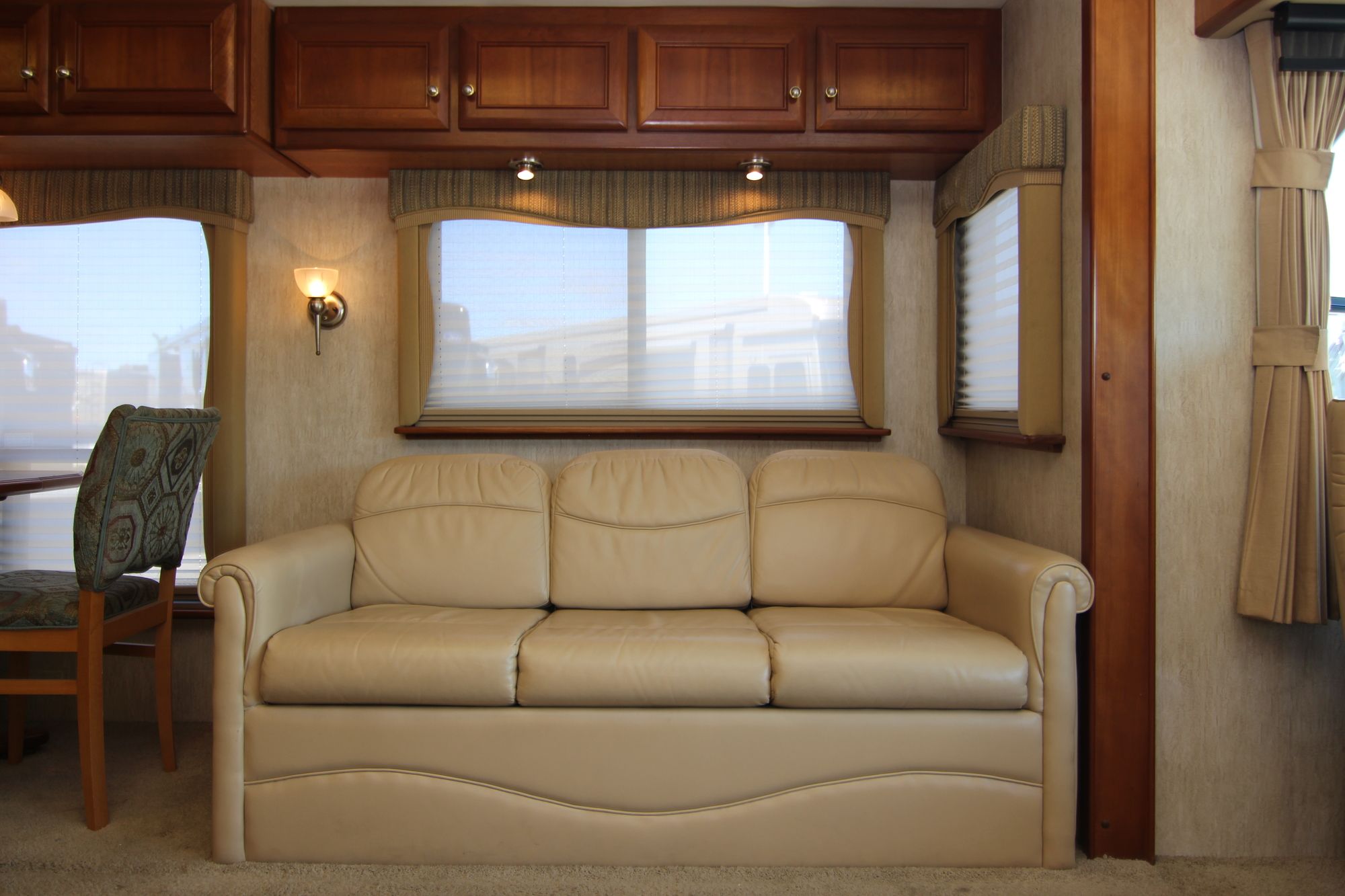 Used 2005 Country Coach Inspire330 DAVINCI Class A  For Sale