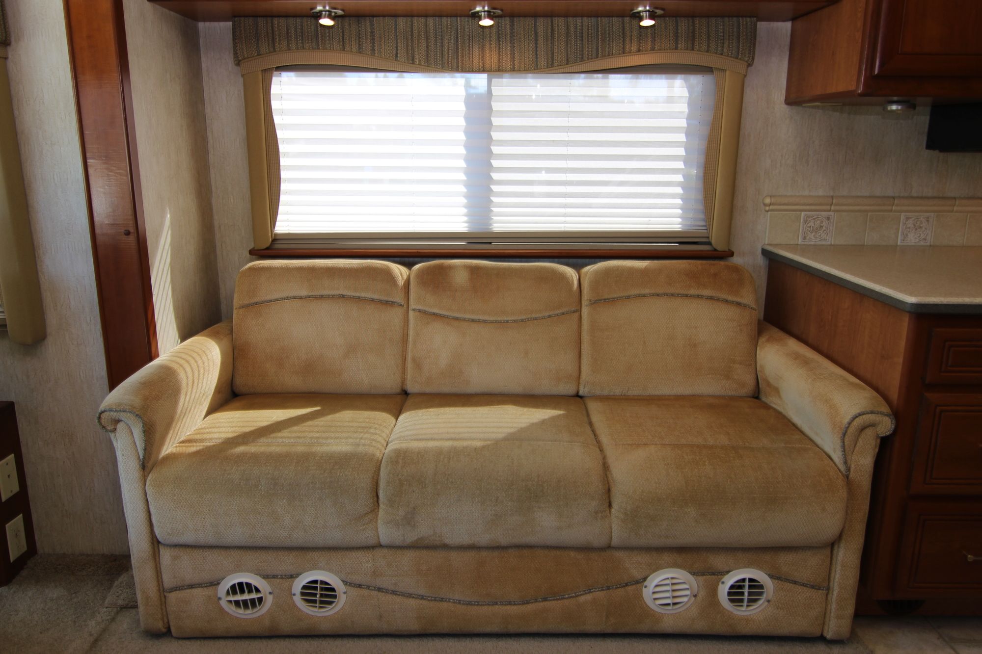 Used 2005 Country Coach Inspire330 DAVINCI Class A  For Sale