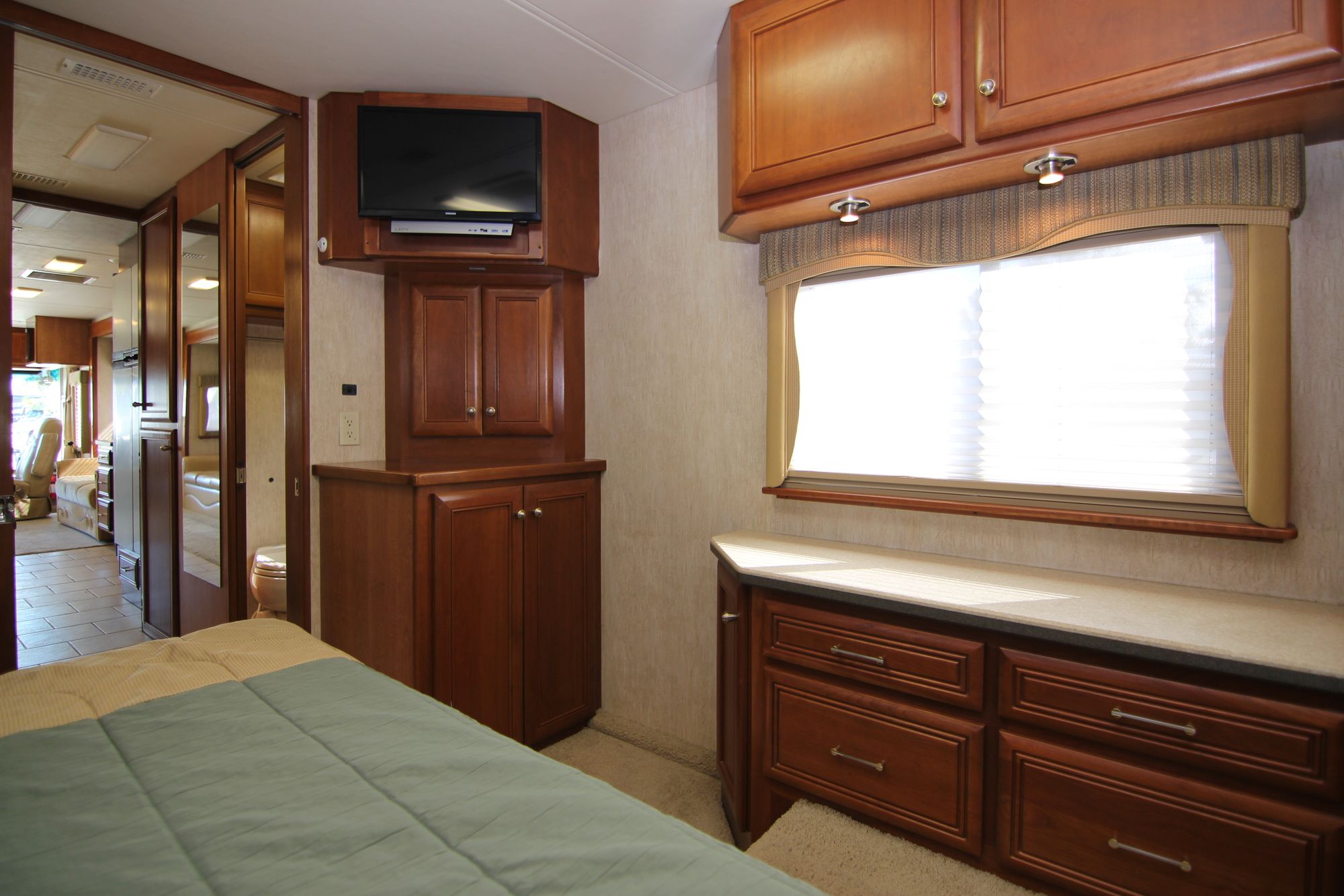 Used 2005 Country Coach Inspire330 DAVINCI Class A  For Sale