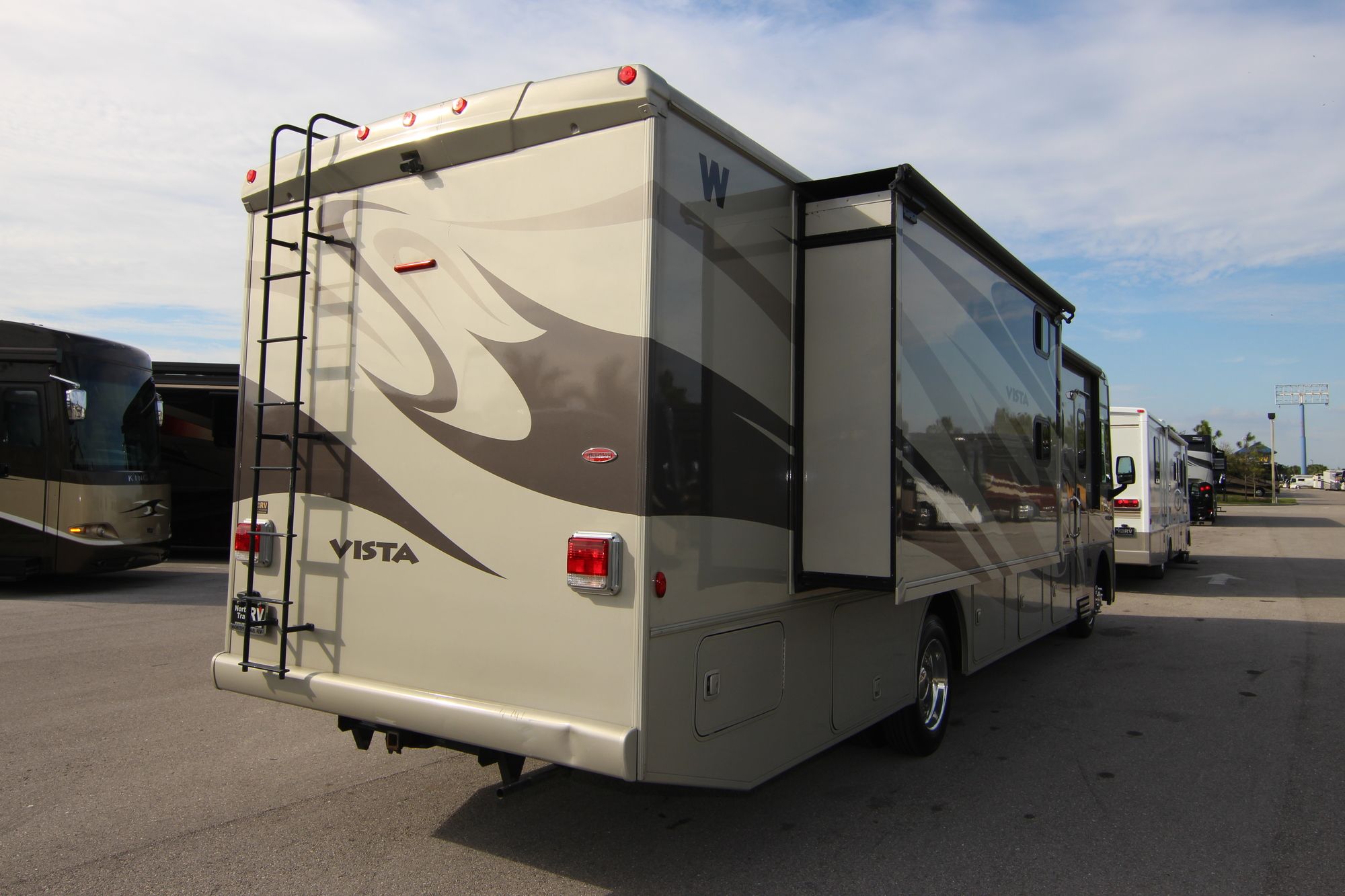 Used 2013 Winnebago Vista 35B Class A  For Sale