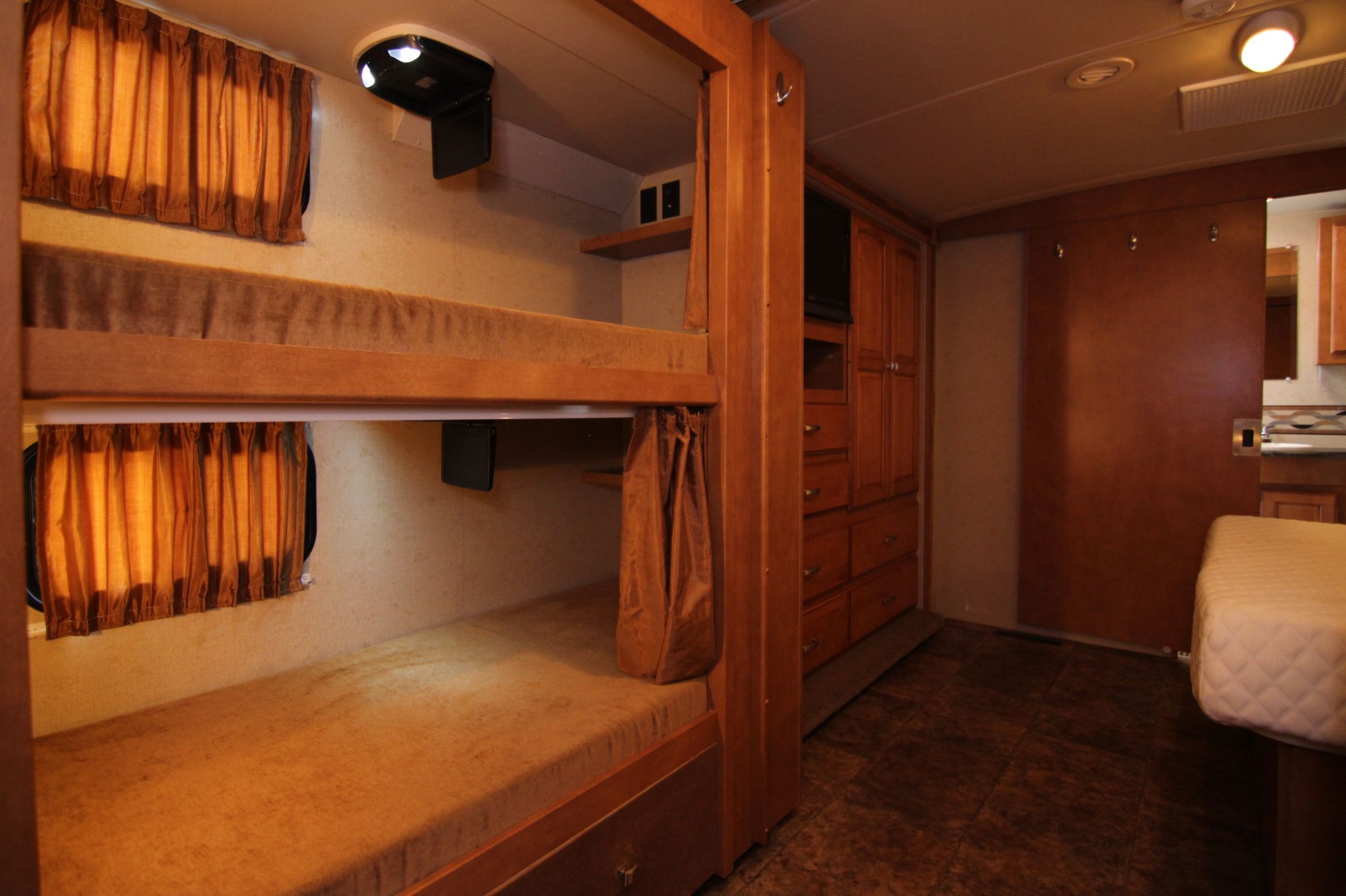 Used 2013 Winnebago Vista 35B Class A  For Sale