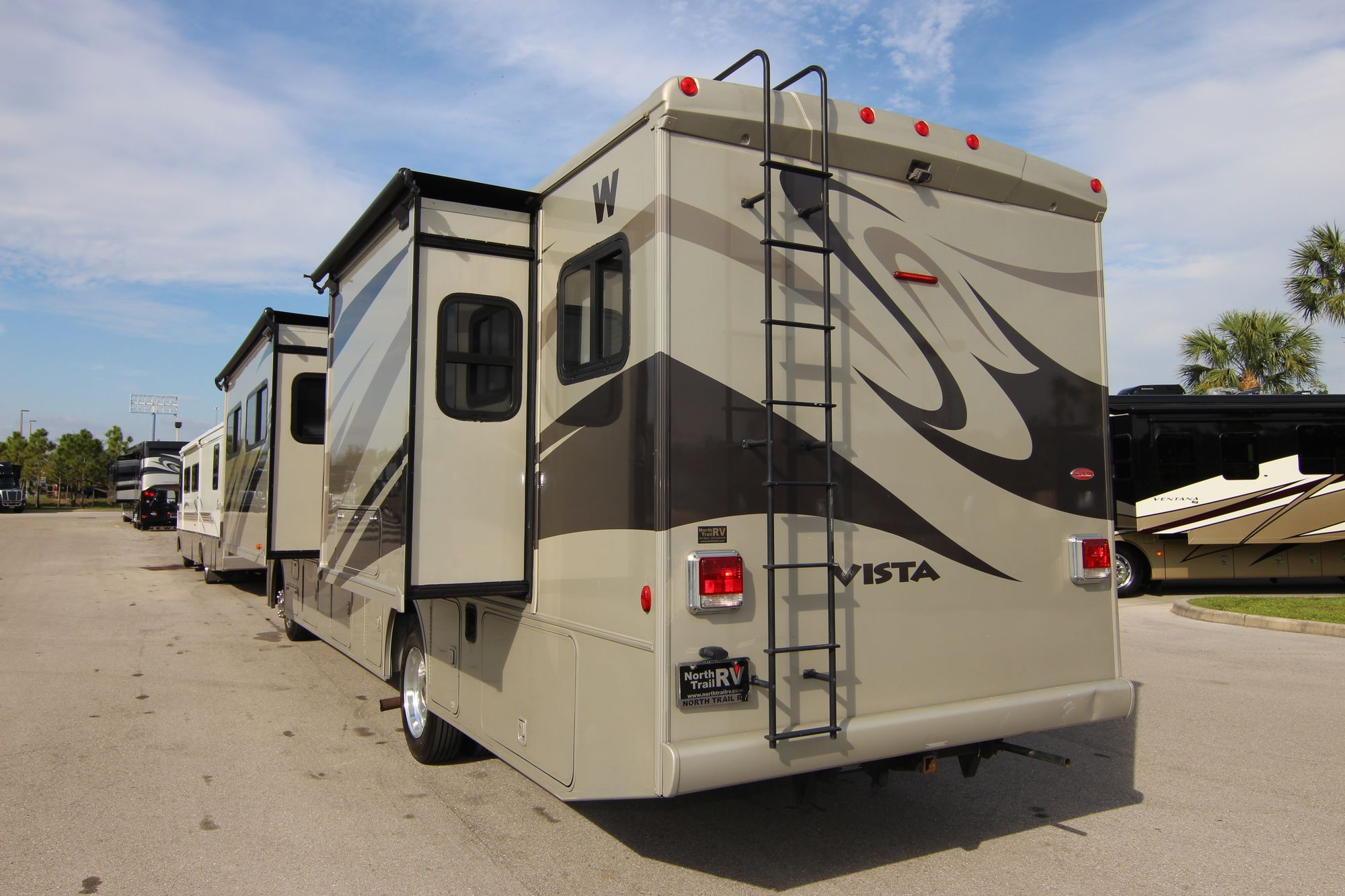 Used 2013 Winnebago Vista 35B Class A  For Sale