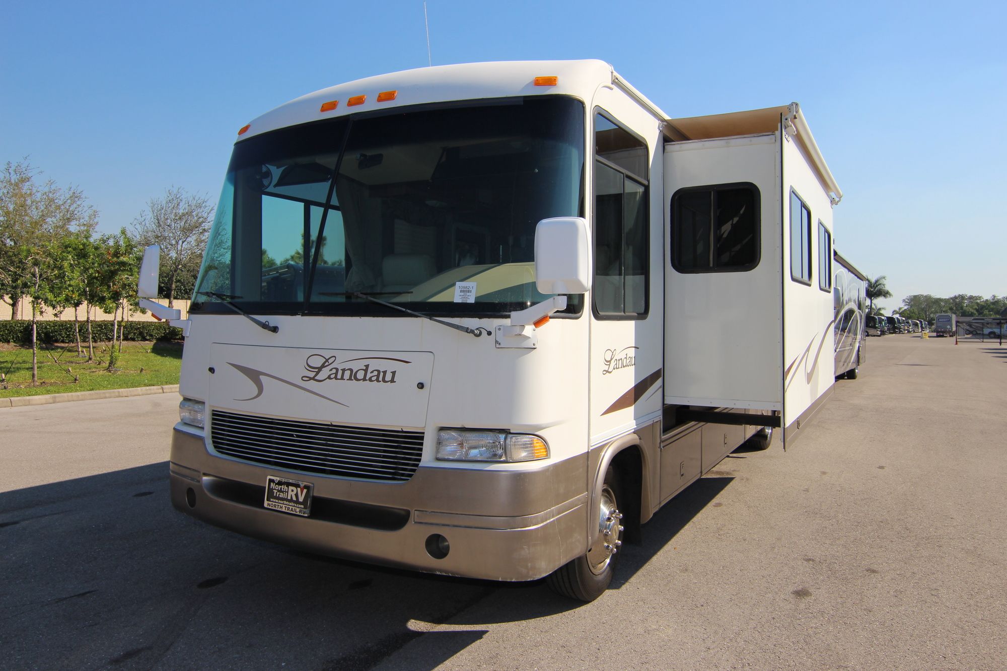 Used 2002 Georgie Boy Landau 3502DS Class A  For Sale