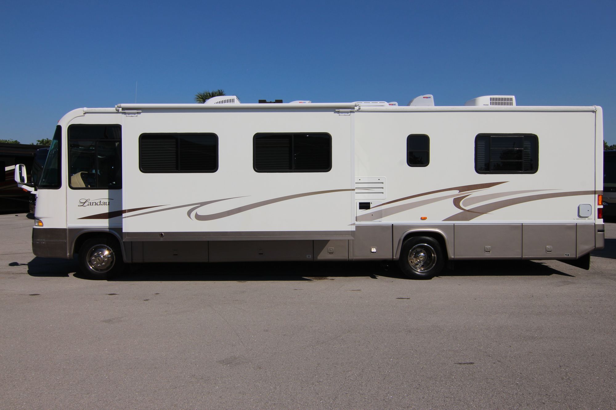 Used 2002 Georgie Boy Landau 3502DS Class A  For Sale