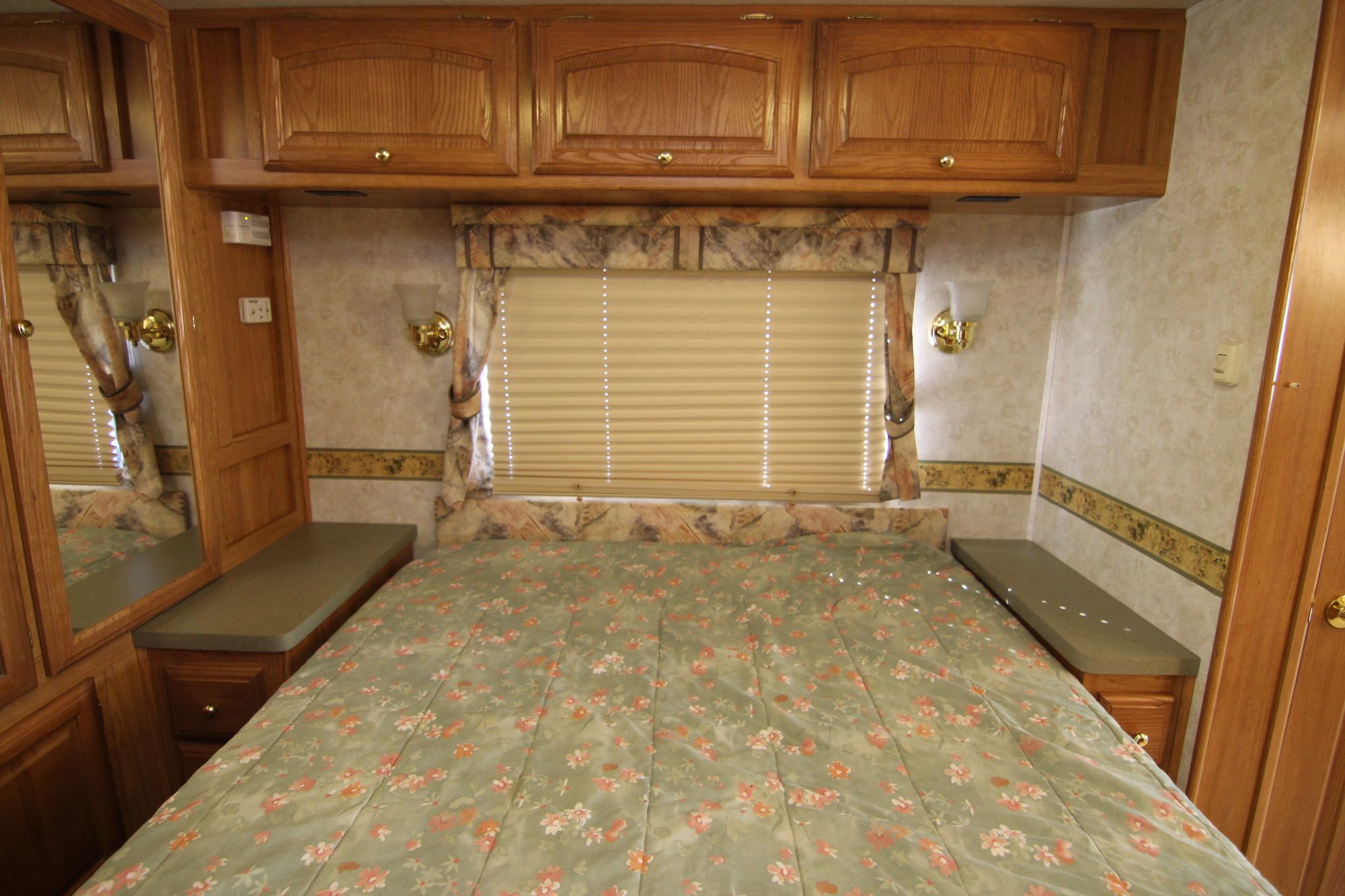 Used 2002 Georgie Boy Landau 3502DS Class A  For Sale