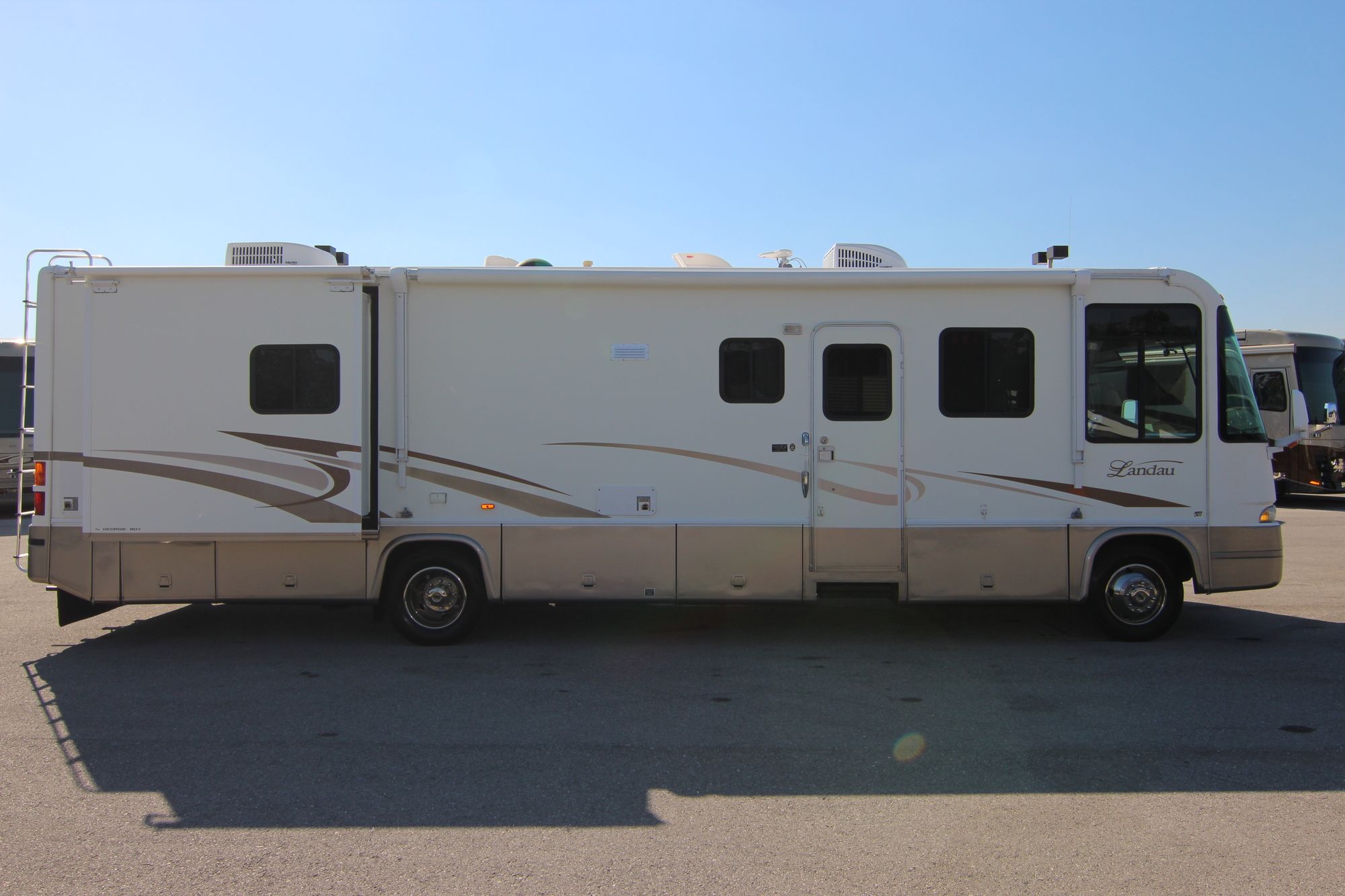 Used 2002 Georgie Boy Landau 3502DS Class A  For Sale