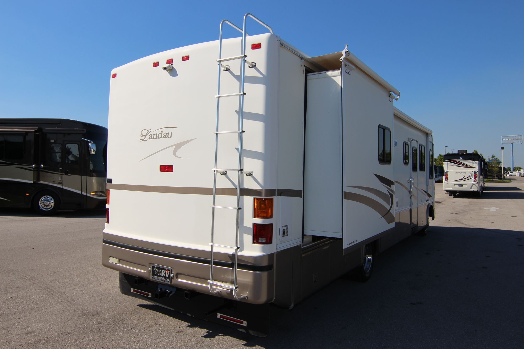 Used 2002 Georgie Boy Landau 3502DS Class A  For Sale