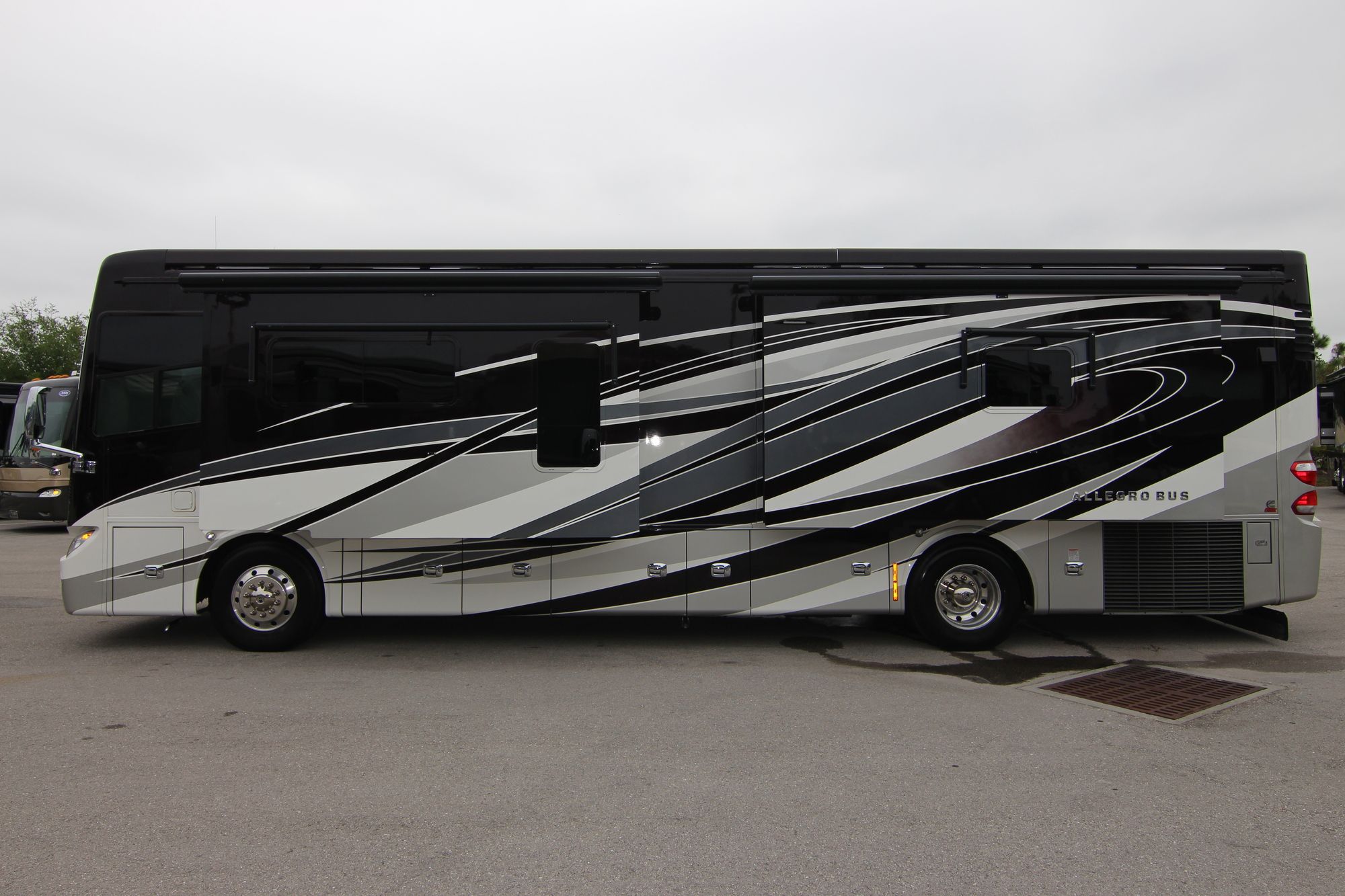 Used 2016 Tiffin Motor Homes Allegro Bus 37AP Class A  For Sale