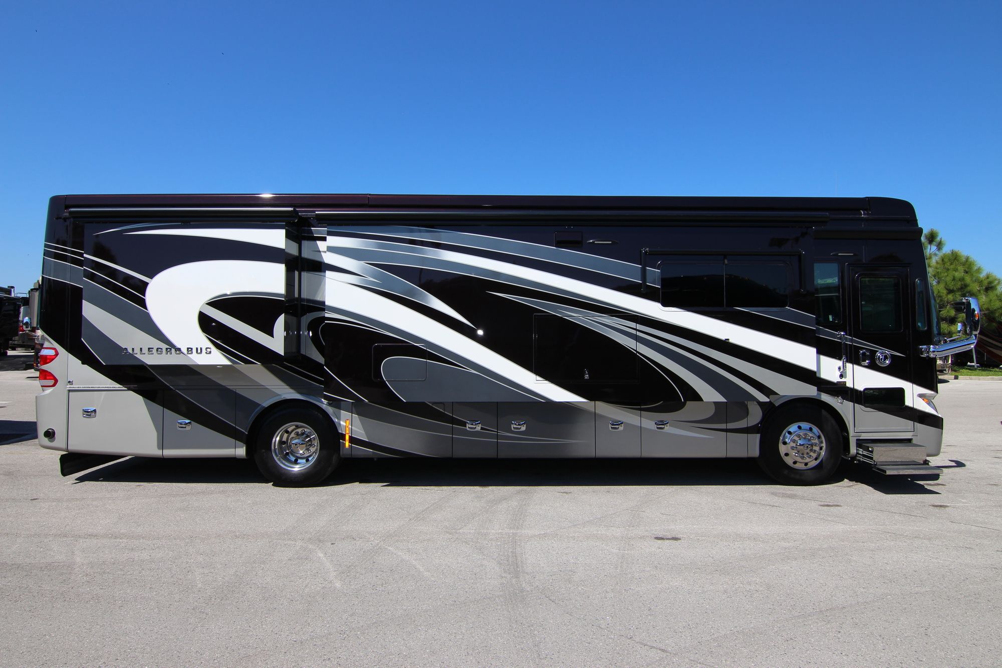 Used 2018 Tiffin Motor Homes Allegro Bus 37AP Class A  For Sale