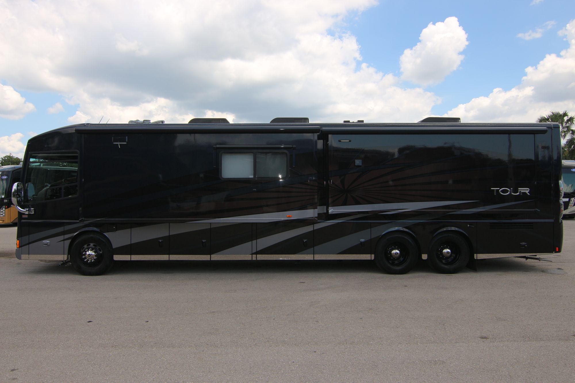 Used 2014 Winnebago Tour 42GD Class A  For Sale