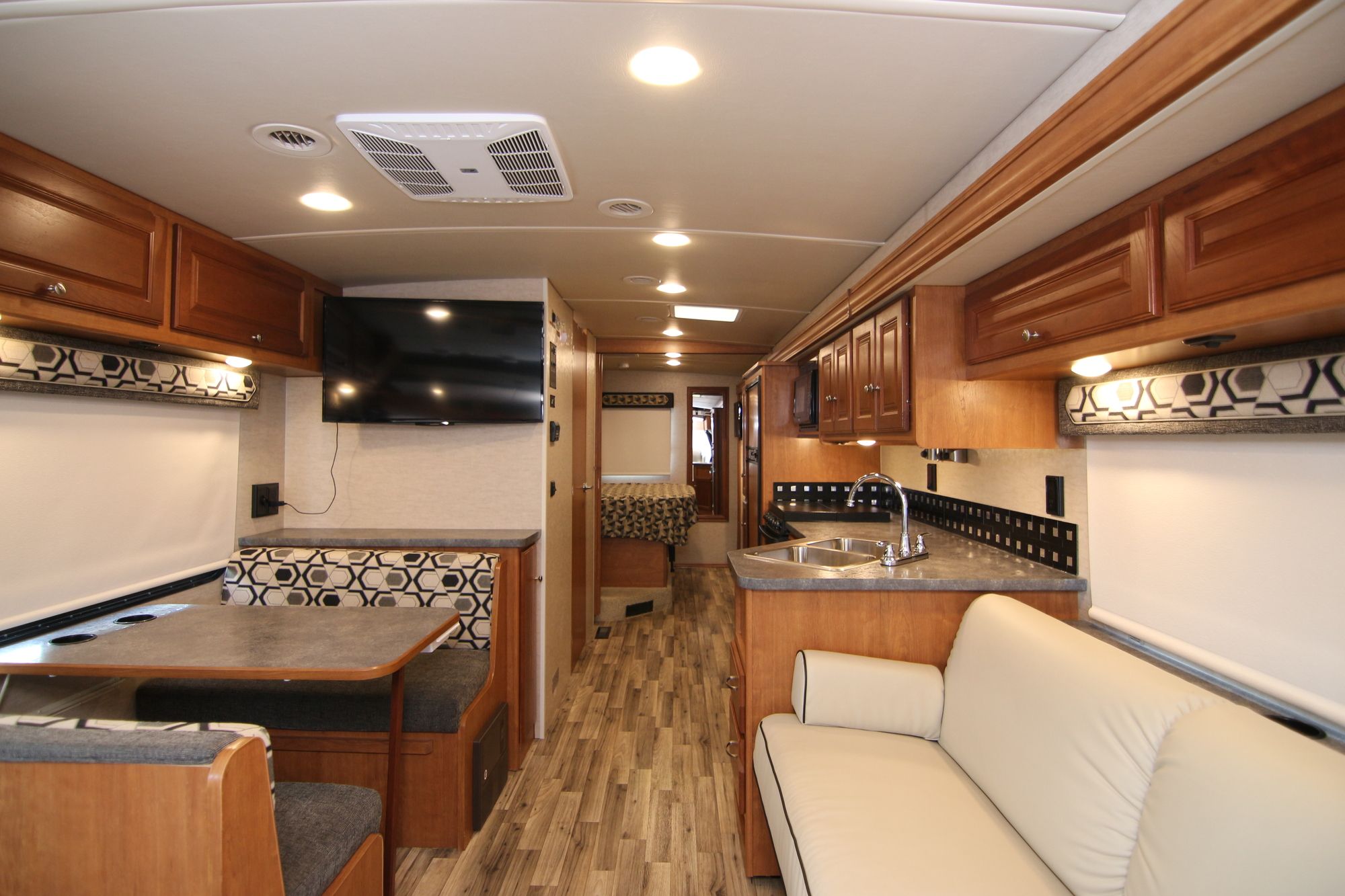 Used 2018 Winnebago Vista 29V Class A  For Sale