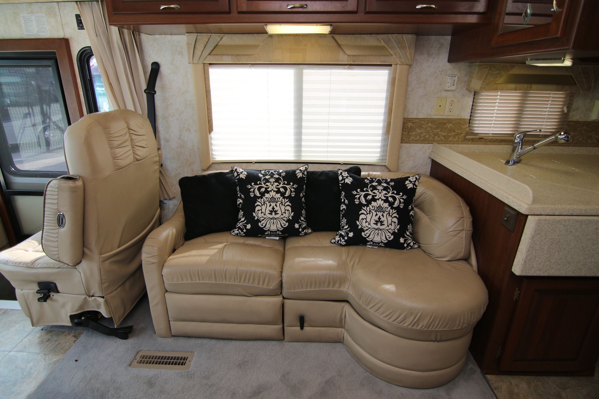 Used 2004 Newmar Dutch Star 4015 Class A  For Sale