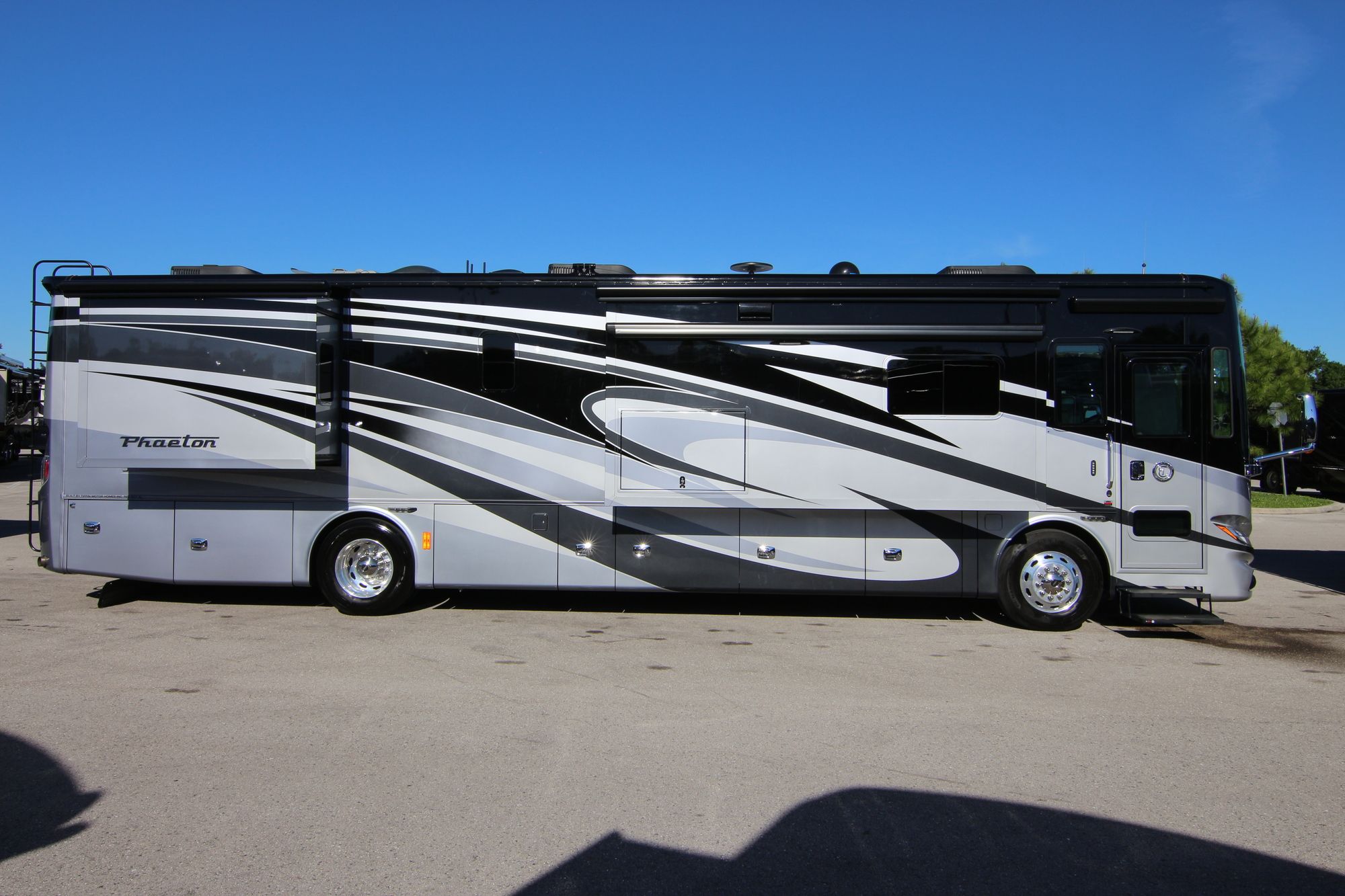 Used 2018 Tiffin Motor Homes Phaeton 40QKH Class A  For Sale