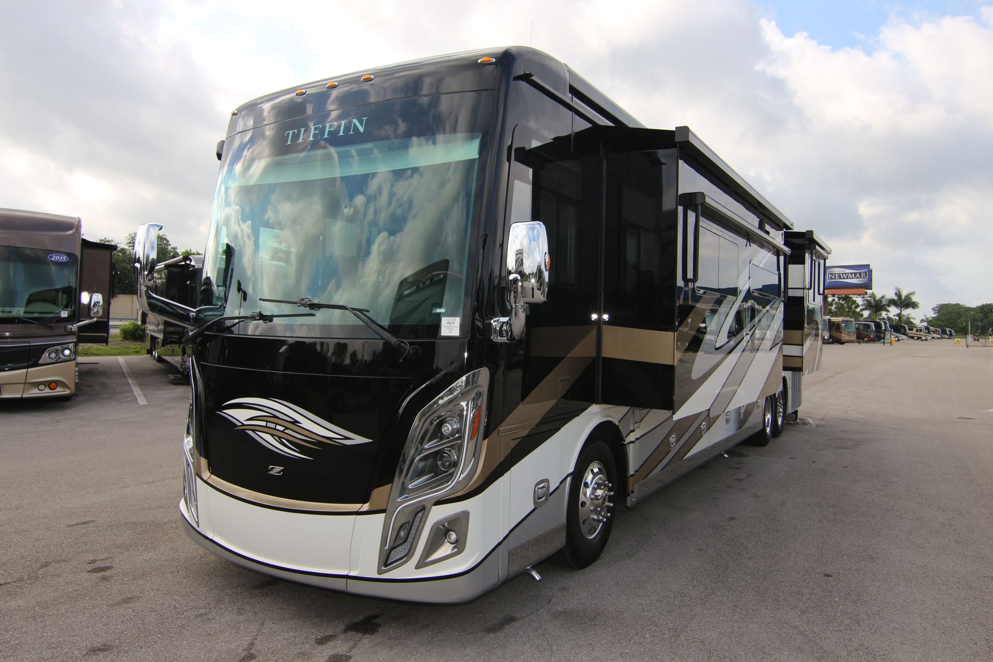 New 2019 Tiffin Motor Homes Zephyr 45PZ Class A  For Sale