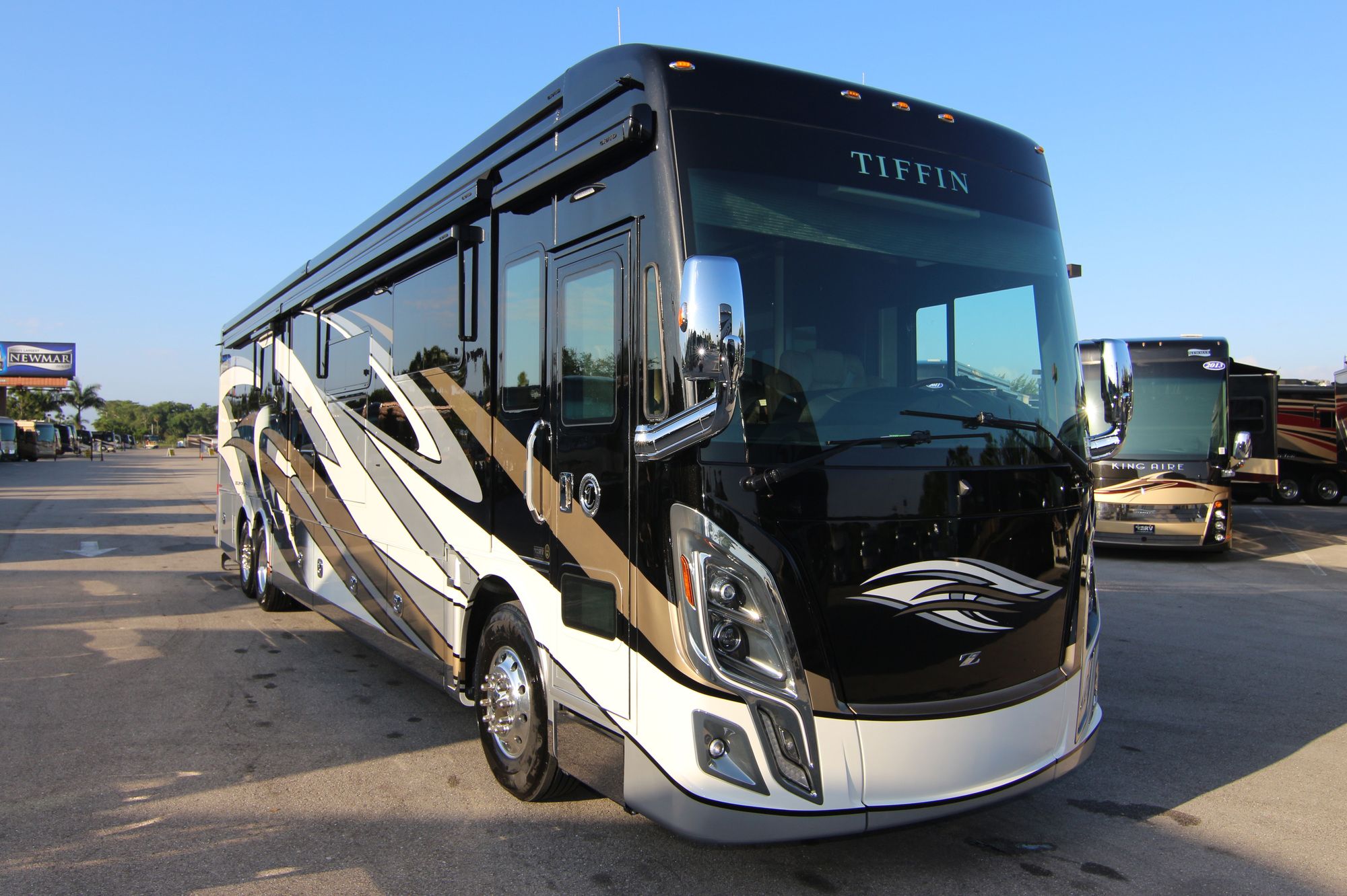 New 2019 Tiffin Motor Homes Zephyr 45PZ Class A  For Sale