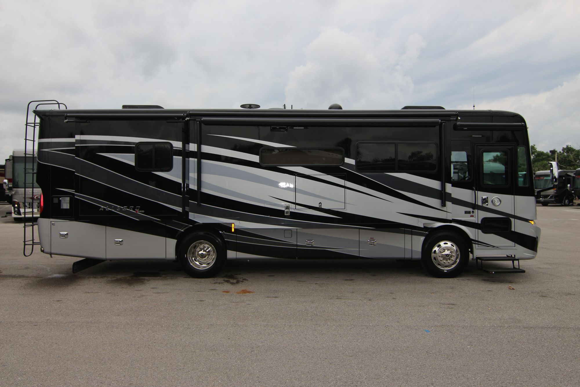 Used 2019 Tiffin Motor Homes Allegro Red 33AA Class A  For Sale