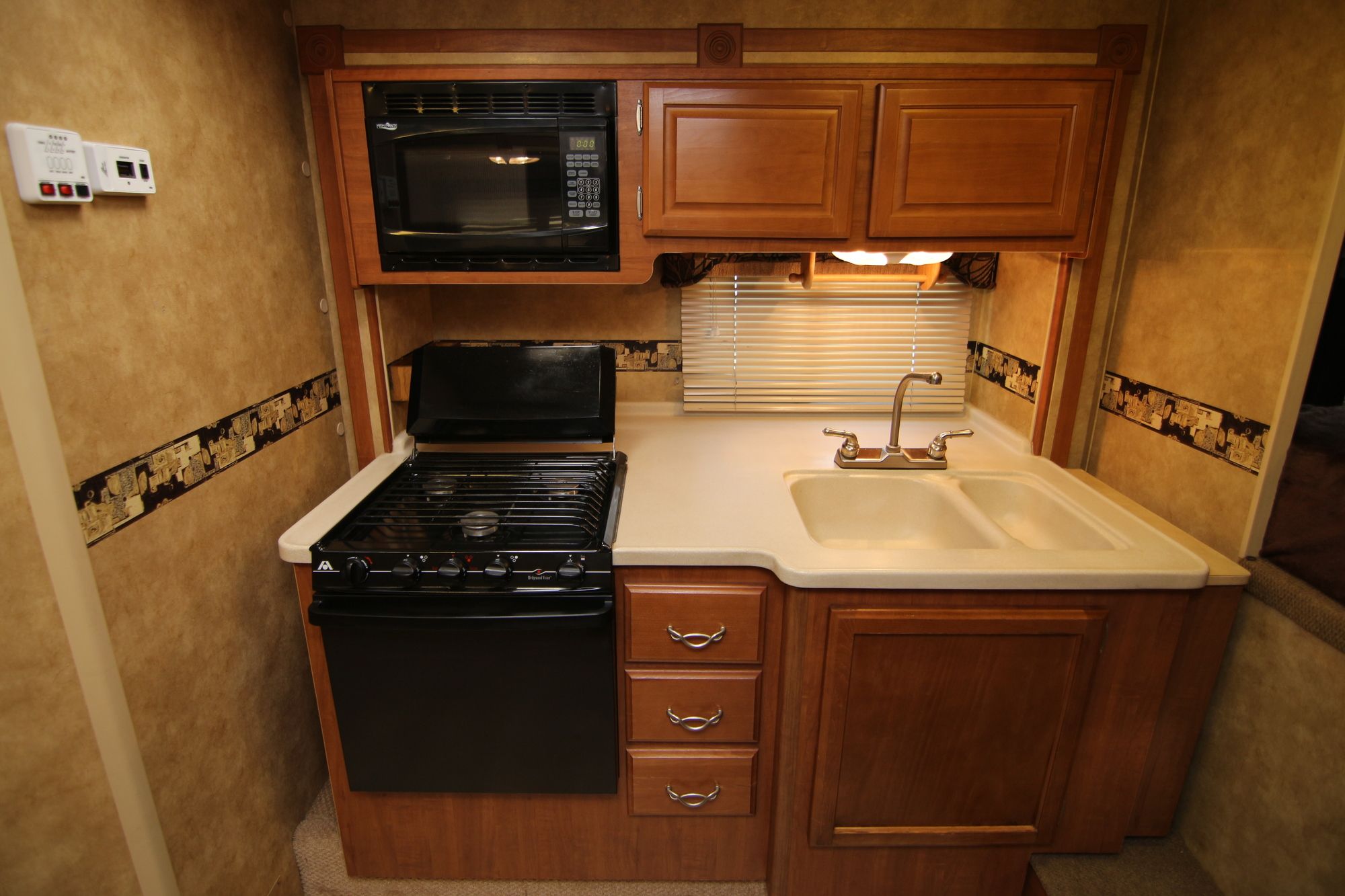 Used 2012 Lance 992 992 Truck Camper  For Sale