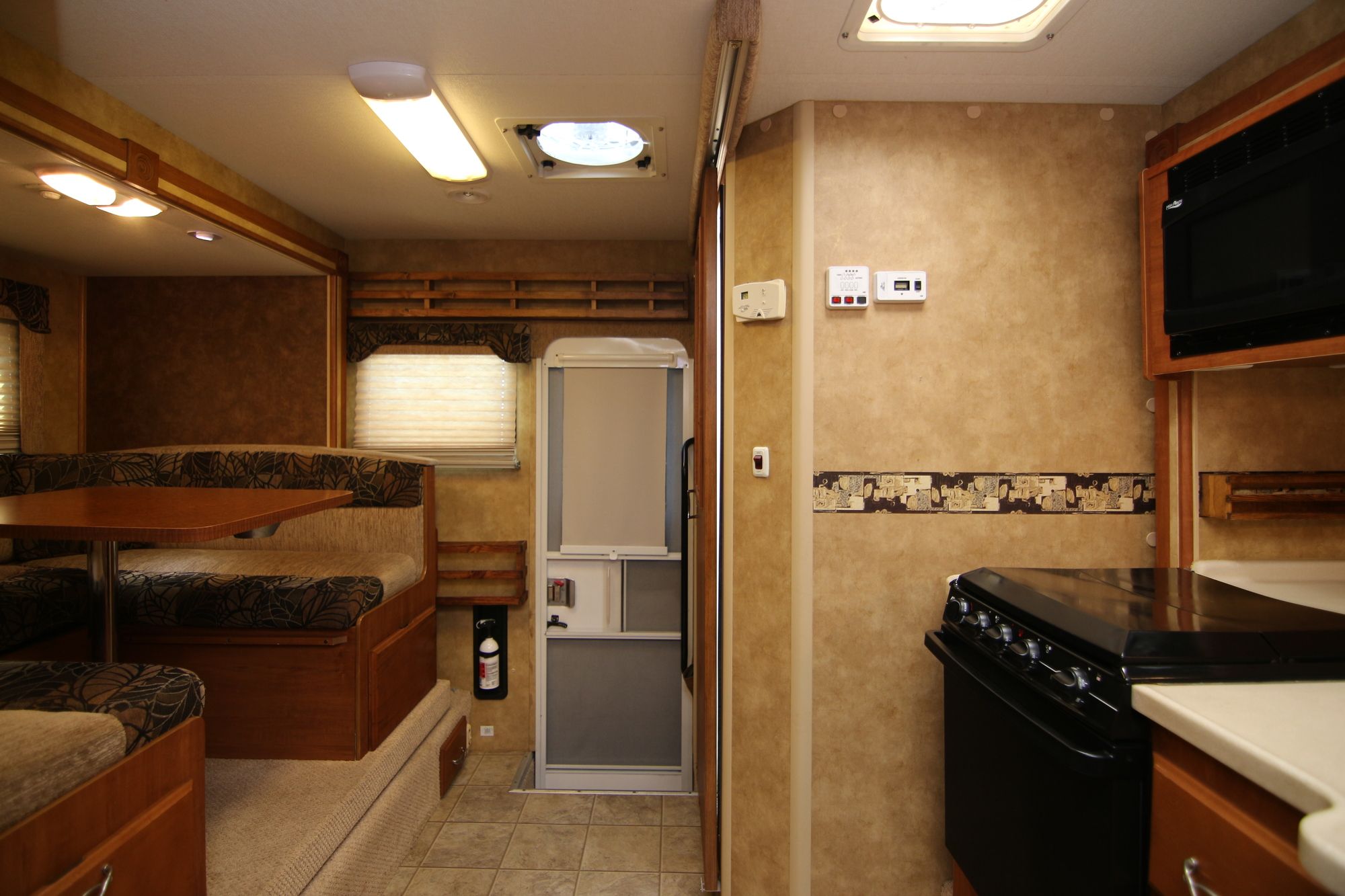 Used 2012 Lance 992 992 Truck Camper  For Sale