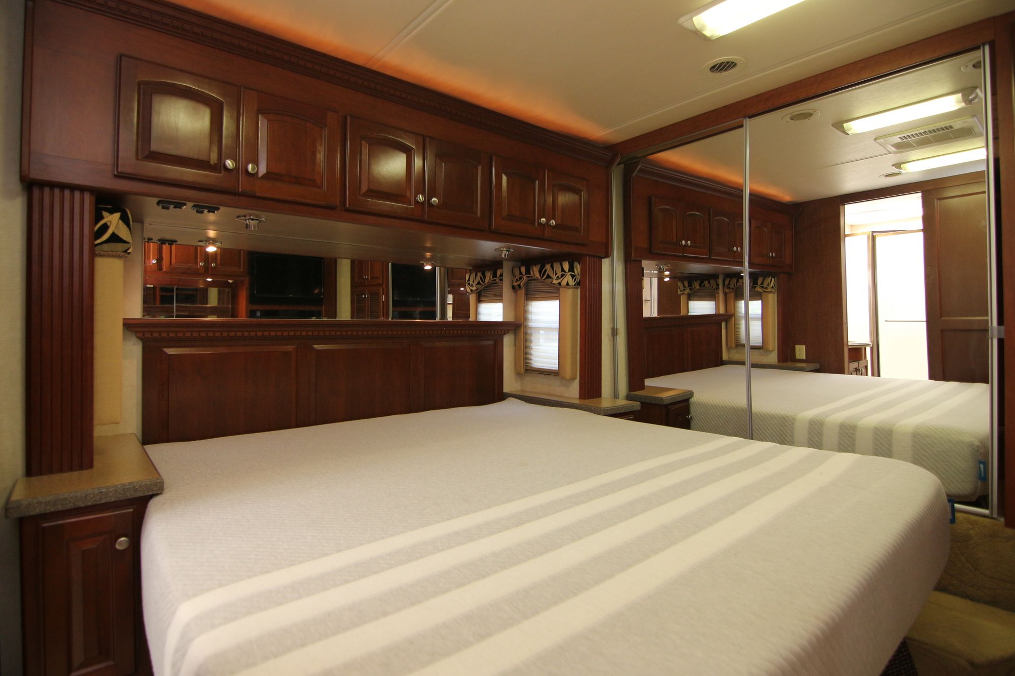 Used 2006 Four Winds Mandalay 40E Class A  For Sale