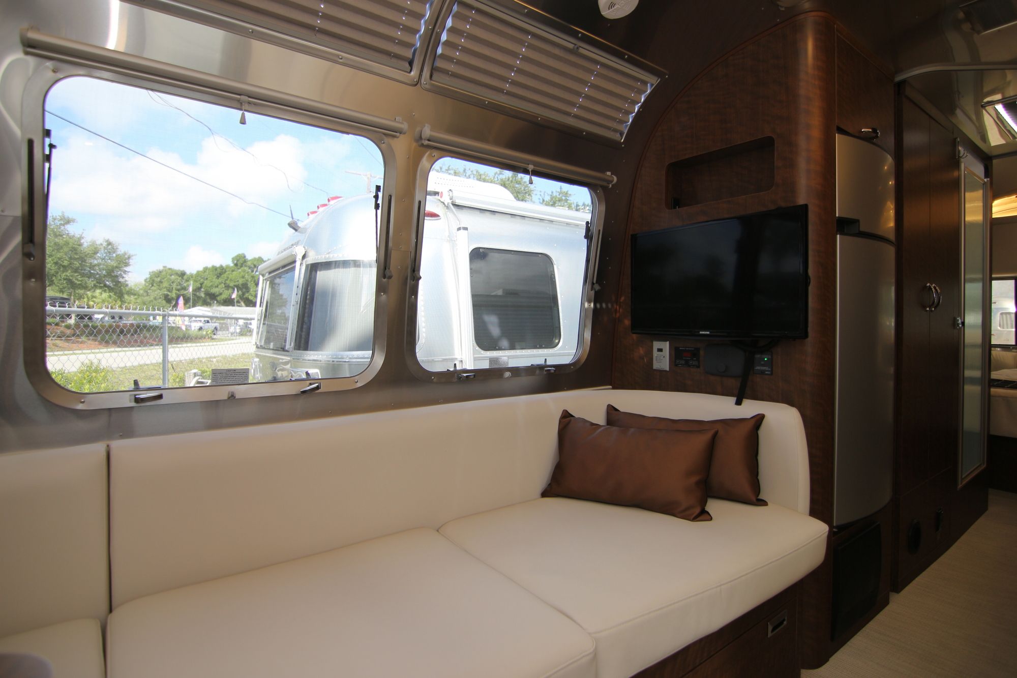 Used 2018 Airstream Globetrotter 27FB Travel Trailer  For Sale