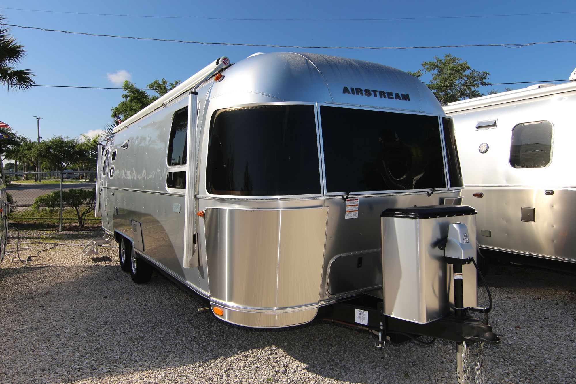 Used 2018 Airstream Globetrotter 27FB Travel Trailer  For Sale