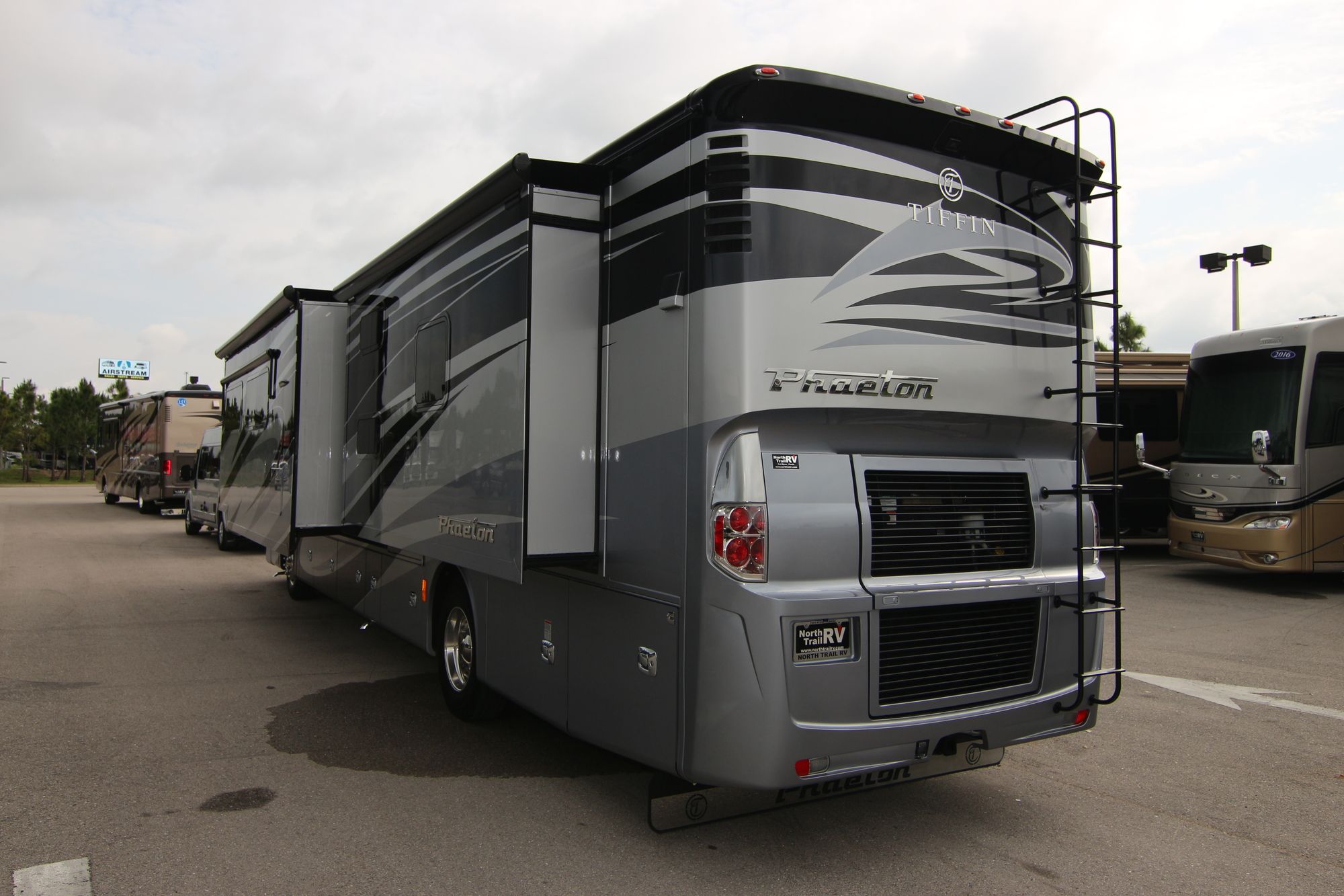 Used 2017 Tiffin Motor Homes Phaeton 40QKH Class A  For Sale