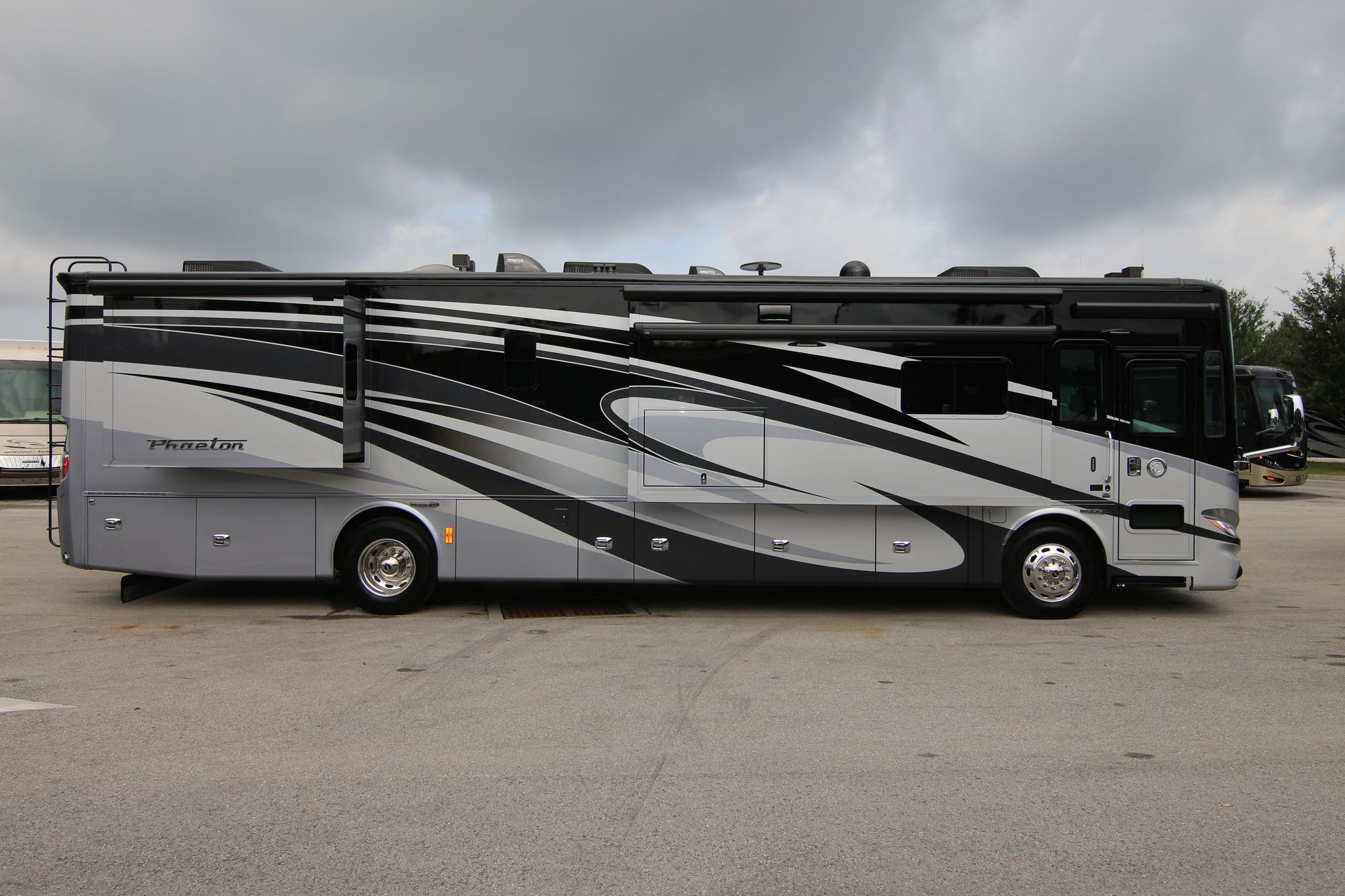 Used 2017 Tiffin Motor Homes Phaeton 40QKH Class A  For Sale