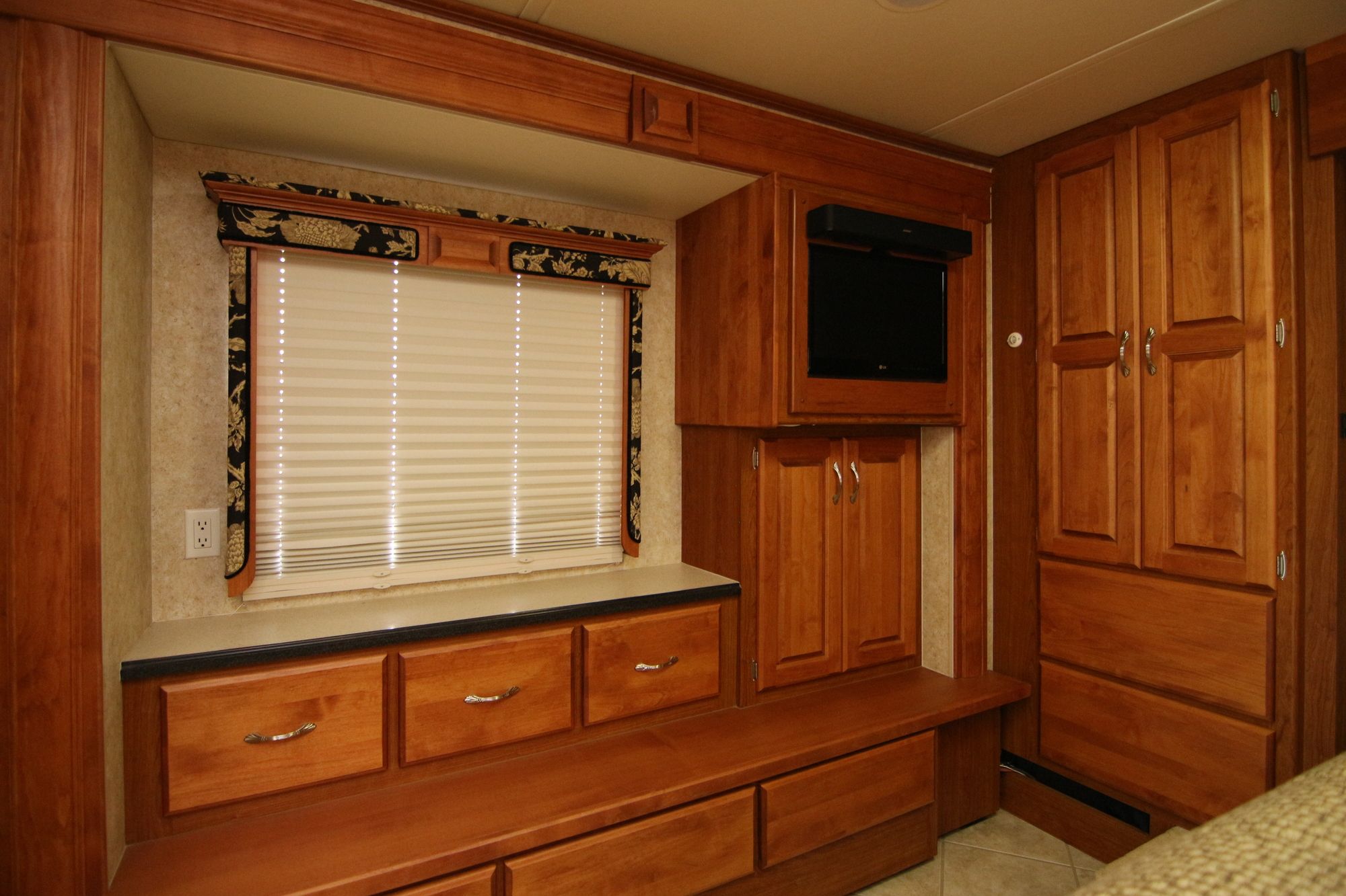 Used 2006 Holiday Rambler Endeavor 40PDQ Class A  For Sale