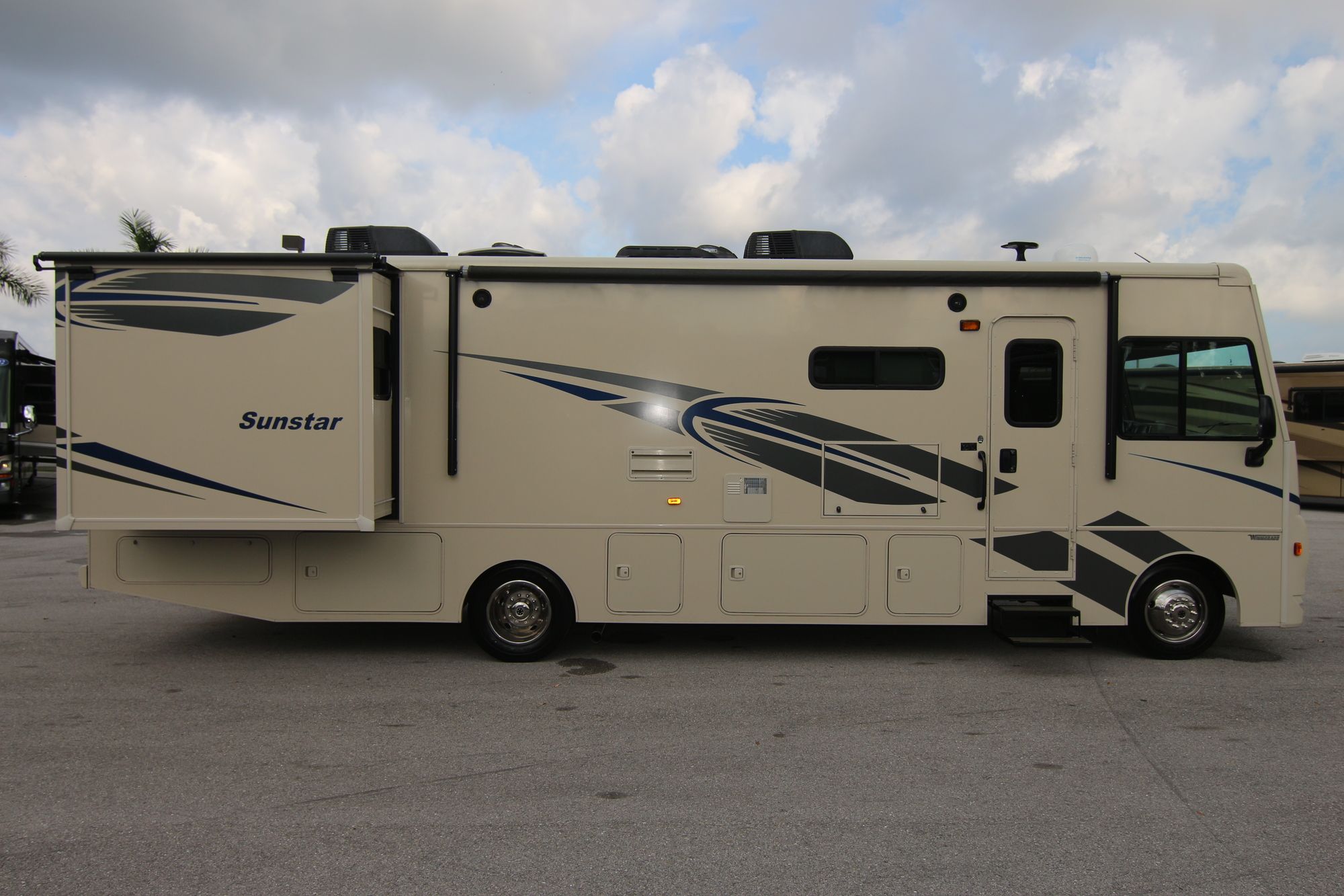 Used 2018 Winnebago Sunstar 32YE Class A  For Sale