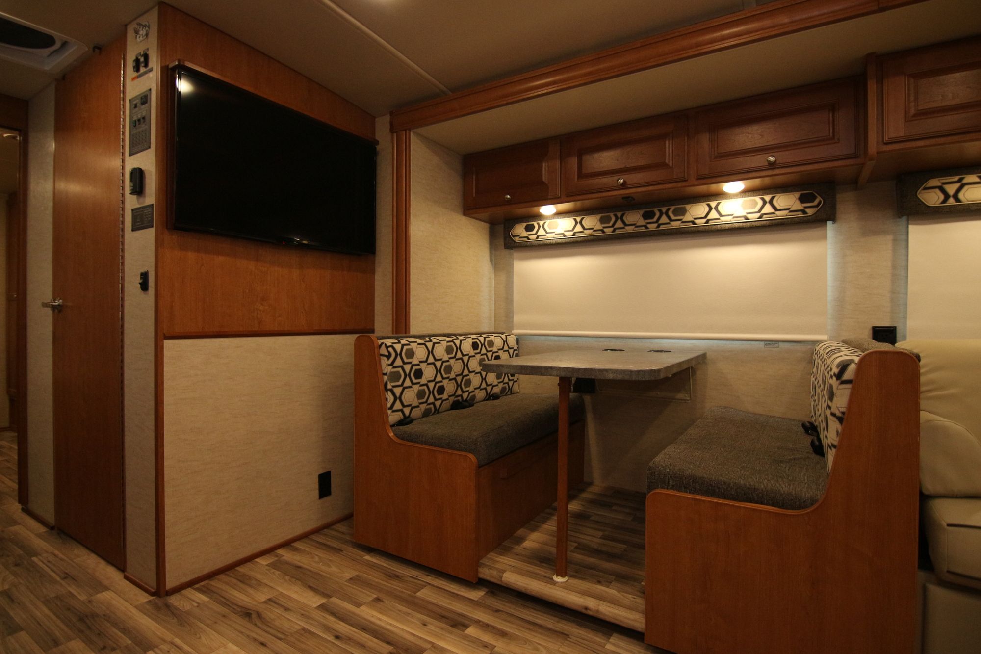 Used 2018 Winnebago Sunstar 32YE Class A  For Sale