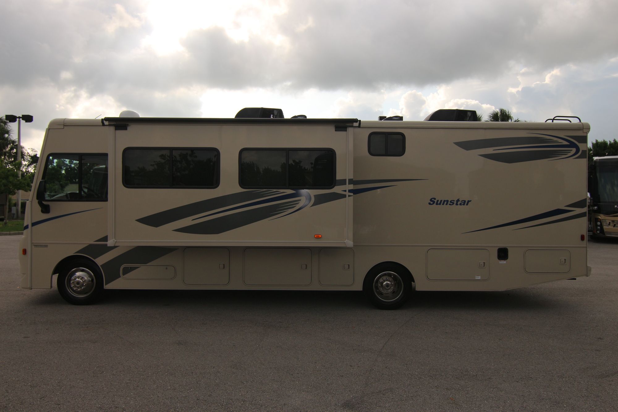 Used 2018 Winnebago Sunstar 32YE Class A  For Sale