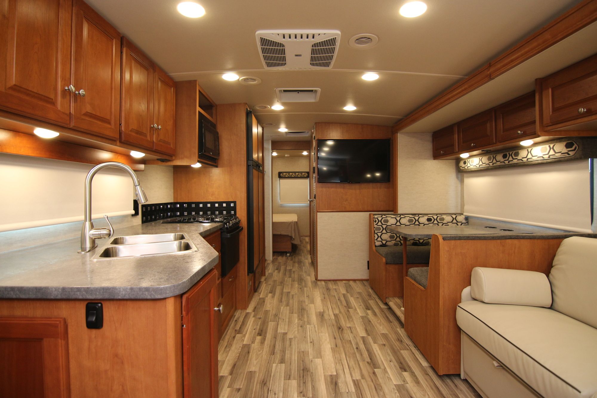 Used 2018 Winnebago Sunstar 32YE Class A  For Sale