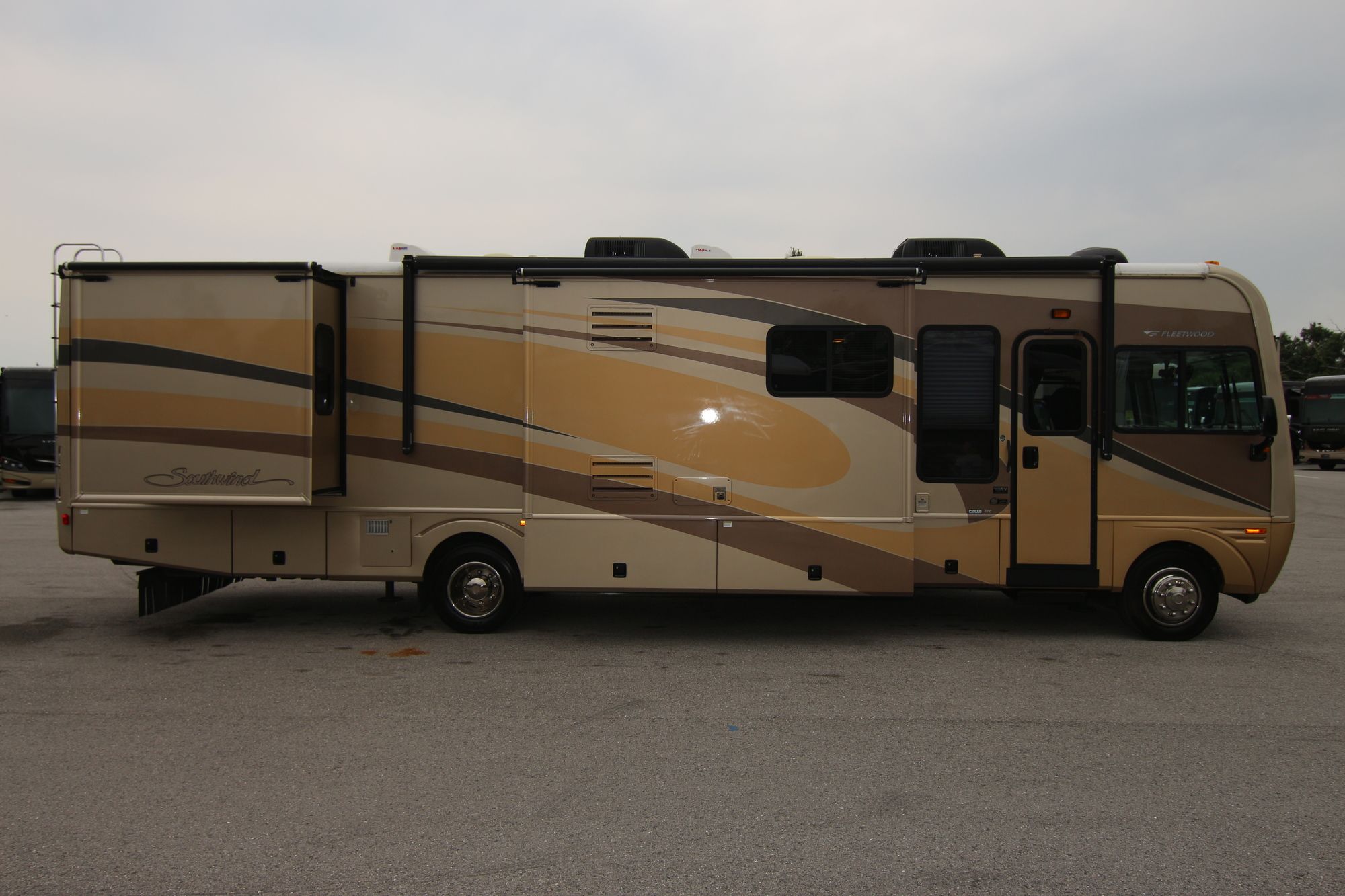 Used 2005 Fleetwood Southwind 37C Class A  For Sale