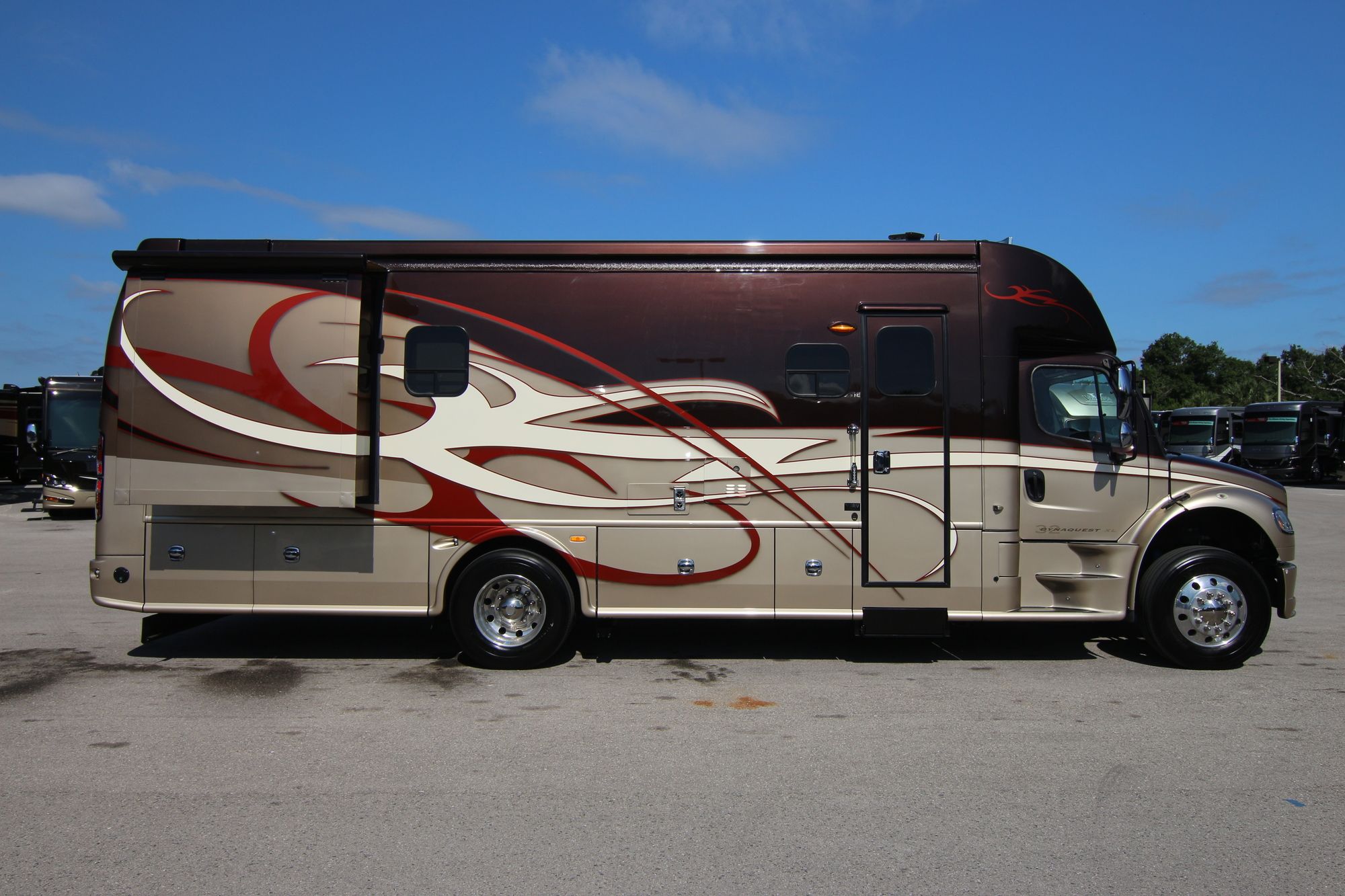 Used 2014 Dynamax Dynaquest 320XL Super C  For Sale